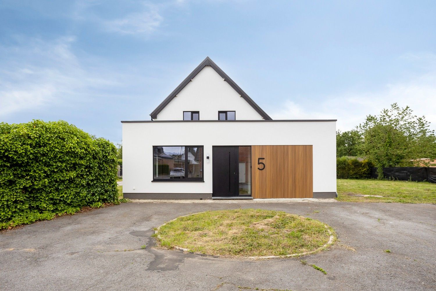 Volledig gerenoveerde woning met 5 slaapkamers en bijgebouw met diverse mogelijkheden foto {{pictureIndex}}