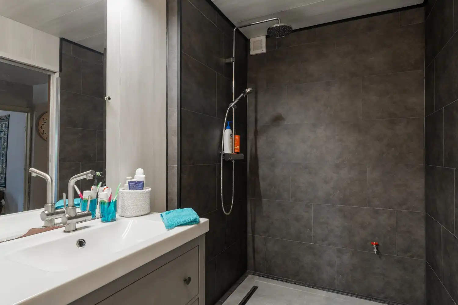 Veelzijdige woning met zorgmogelijkheden, werkruimte en tal van bijgebouwen foto 10