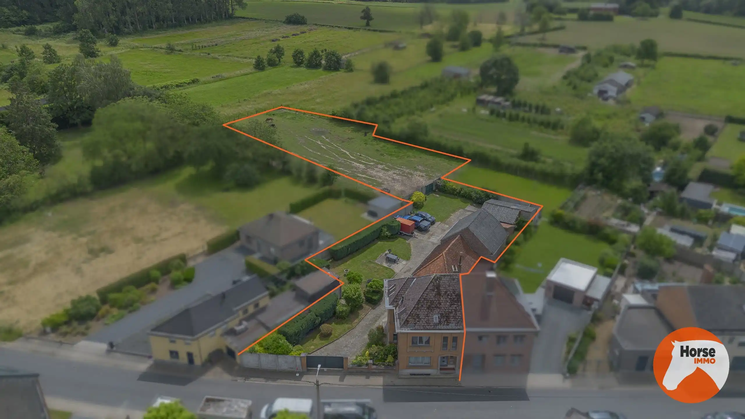 Hoofdfoto van de publicatie: LIEDEKERKE – Gezinswoning met weide en loodsen op 30a 25ca