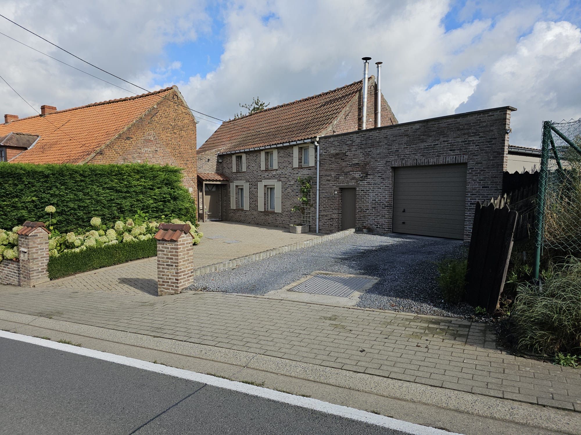 Woning in landelijke stijl met tuin, veranda en ruime garage  foto 1