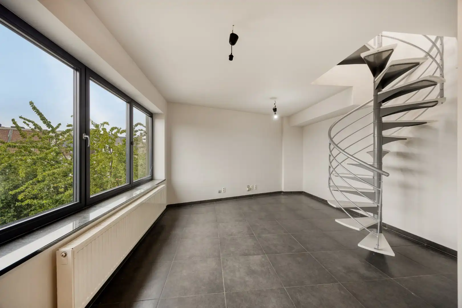 Instapklaar duplex app. met 2 slpk te centrum Halle foto {{pictureIndex}}