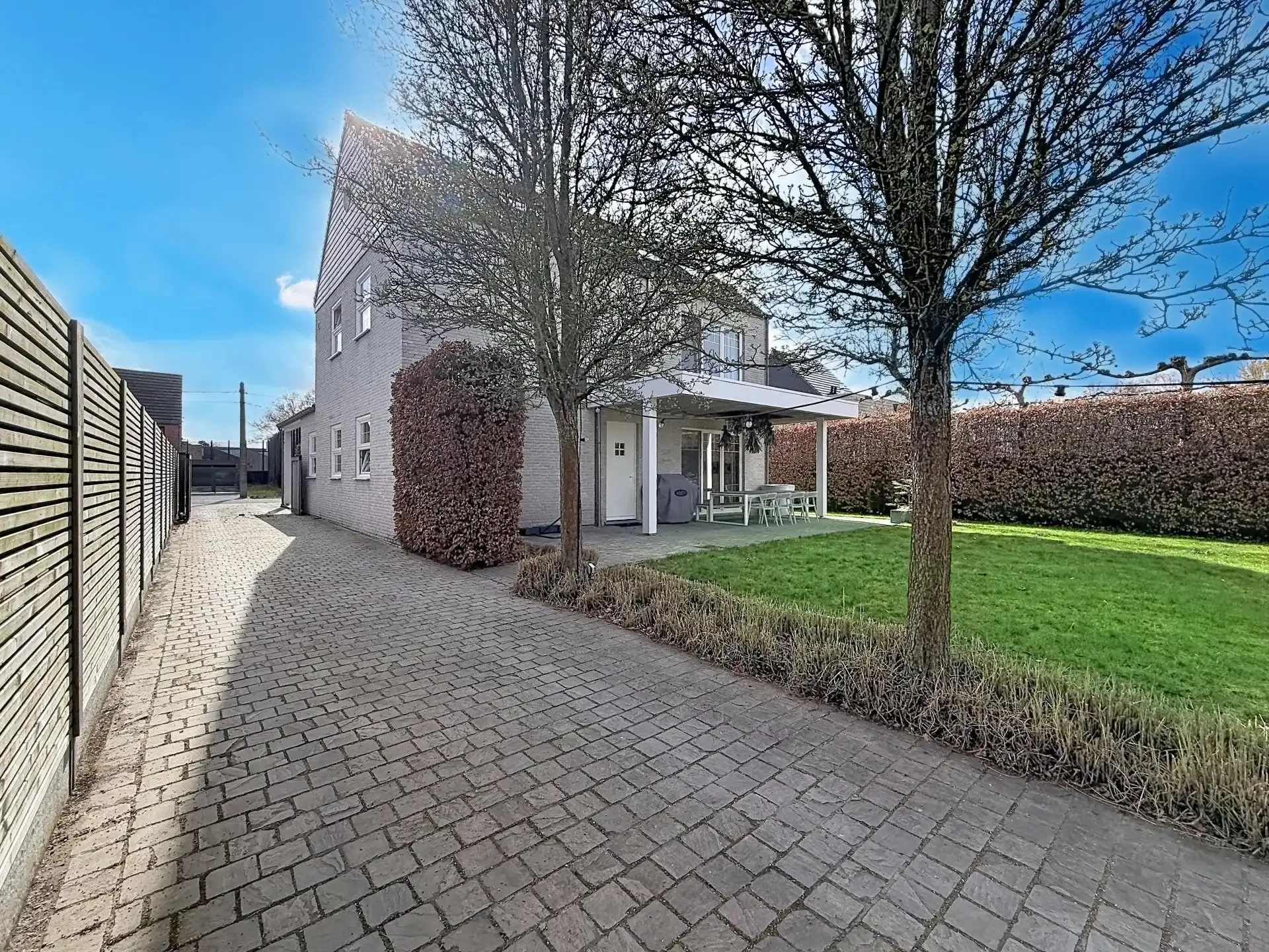 Prachtige luxueus ingerichte woning met 4 slaapkamers en 2 badkamers op een mooi perceel met bijgebouw. foto 2