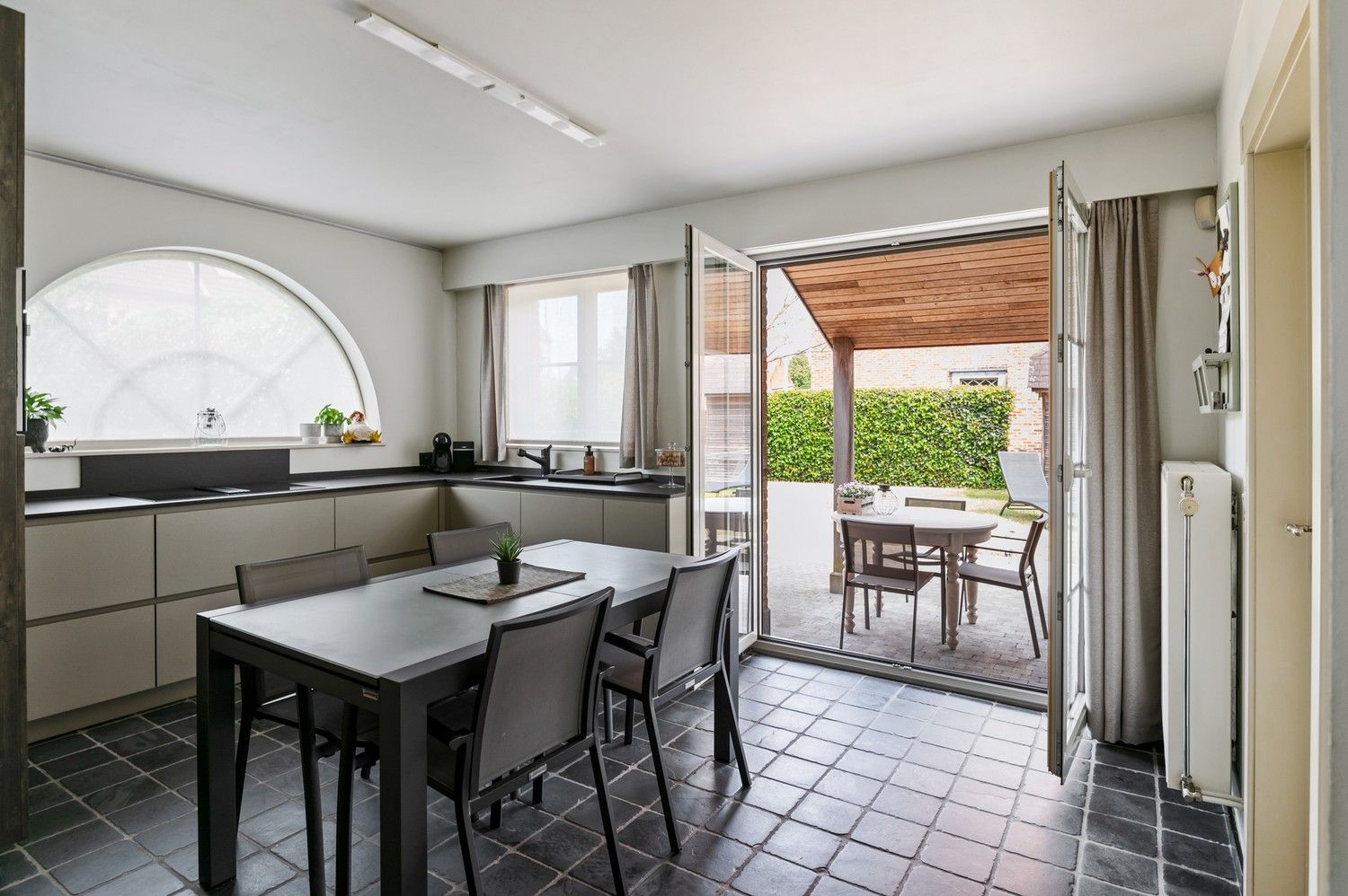 Ruime HOB met 4 slaapkamers en tuin in Wijnegem centrum! foto 7