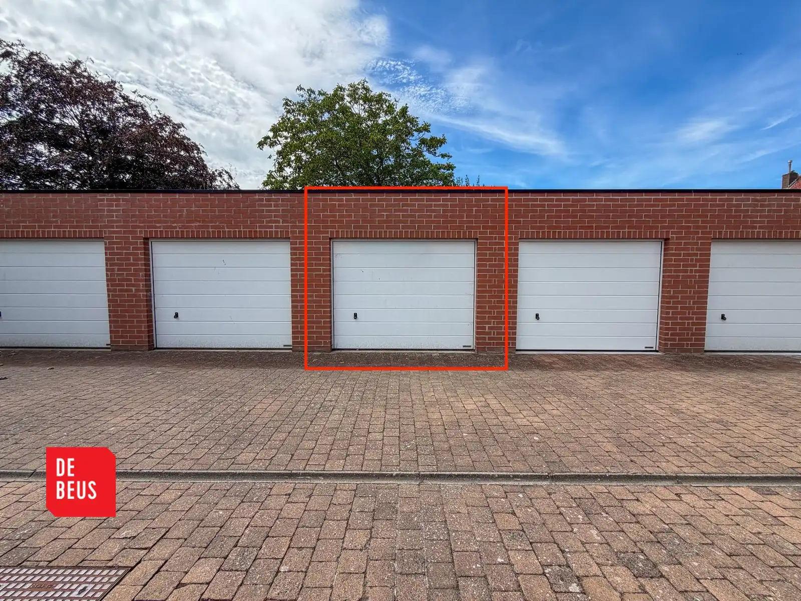 Vlot toegankelijke gesloten garagebox in Mariakerke foto {{pictureIndex}}