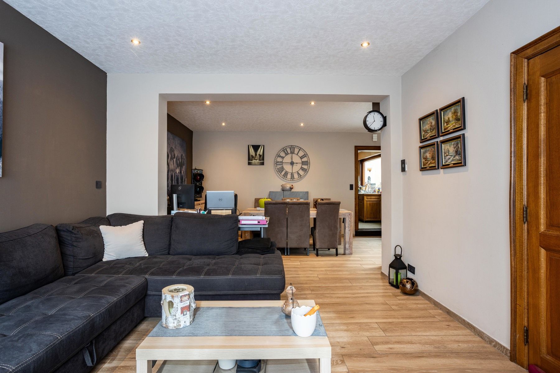 Woning met 3 garages en mogelijkheid tot verkaveling foto 2