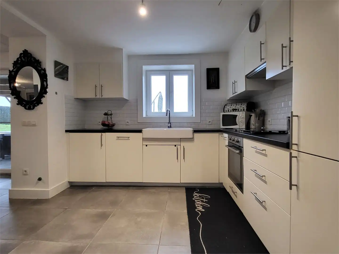 In het landelijke Roborst, een deelgemeente van Zwalm in de prachtige Vlaamse Ardennen, bevindt zich deze ruime en volledig gerenoveerde woning op een perceel van 1.143 m². foto 17