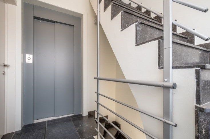 TOPLOCATIE | INSTAPKLAAR APPARTEMENT (BJ 2005) MET 2 SLPKS foto 10