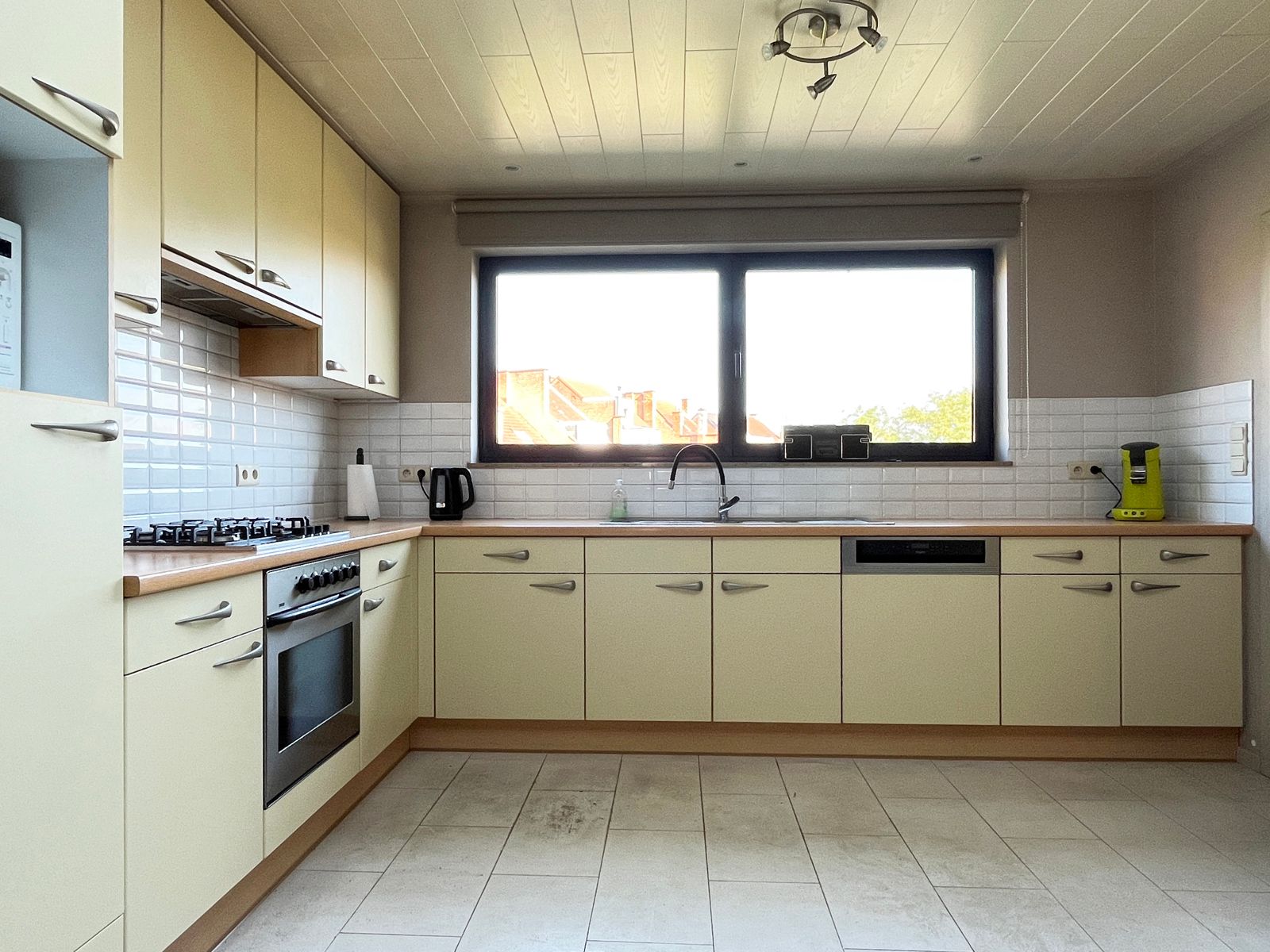 grote woning met mooie tuin foto 13