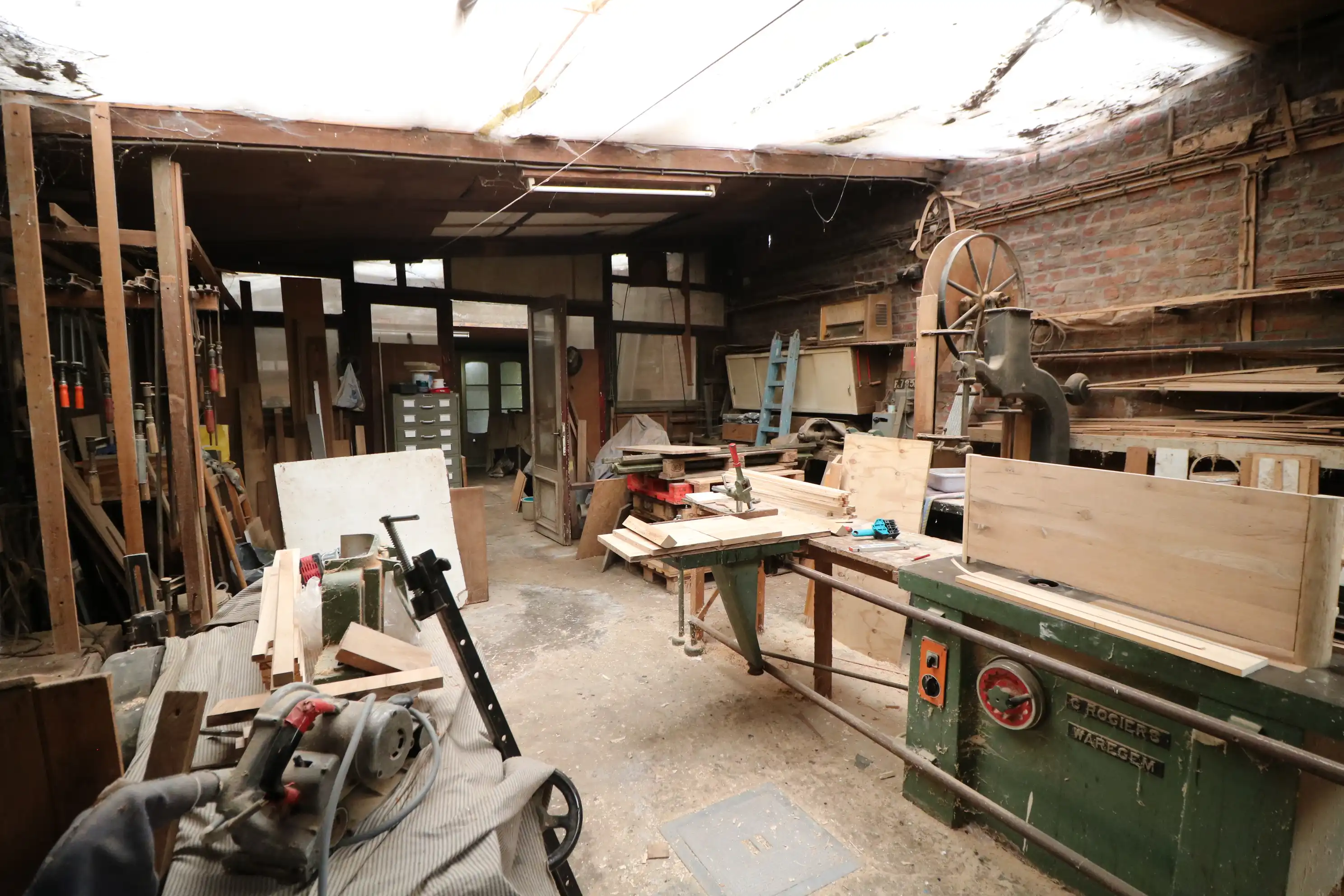  Zeer ruime woning met 5 slaapkamers, garages (8 wagens) en werkplaats. foto 19