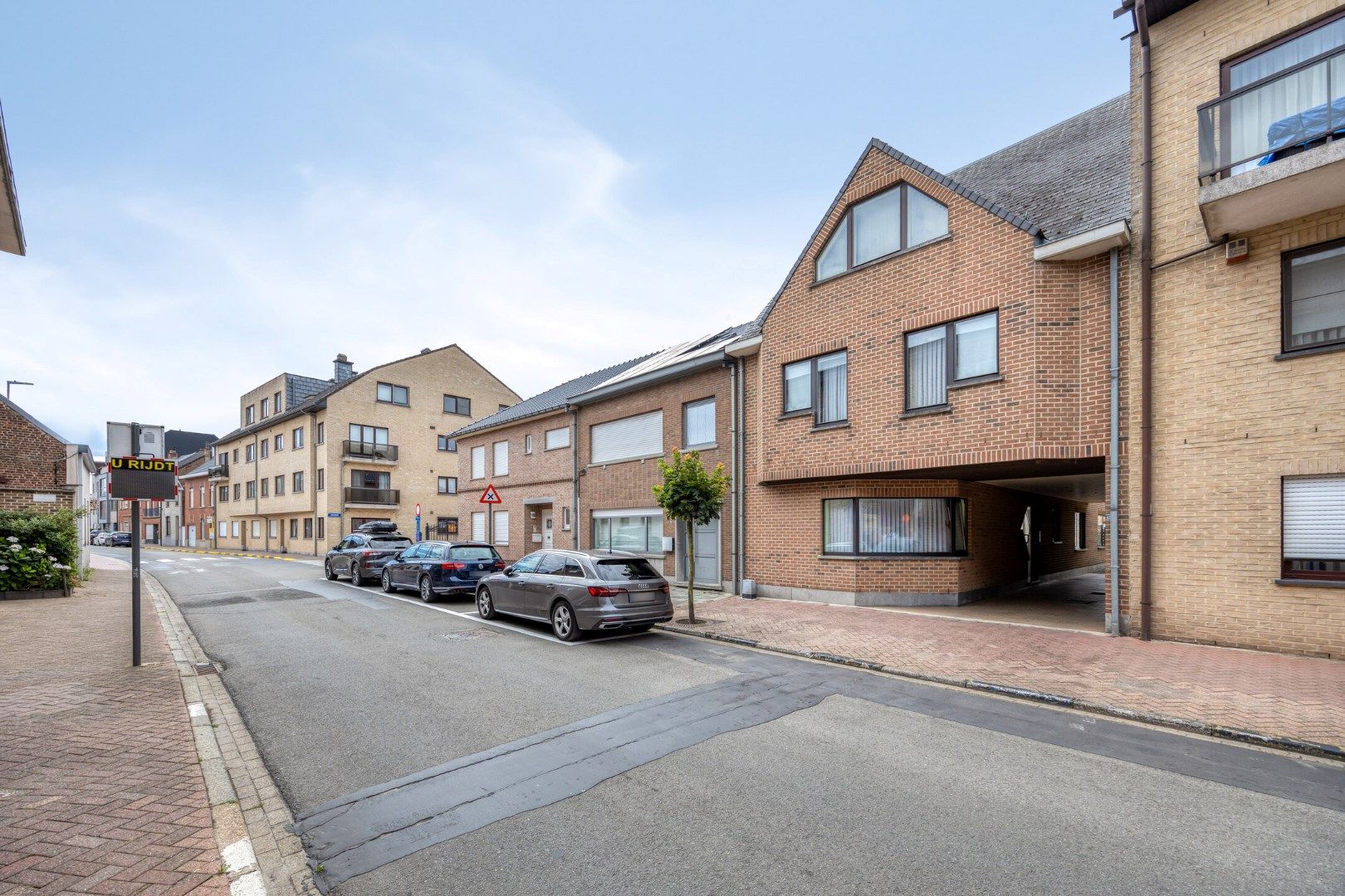 Opbrengsteigendom met 3 appartementen + 2 garages – toplocatie in Merchtem! foto 2
