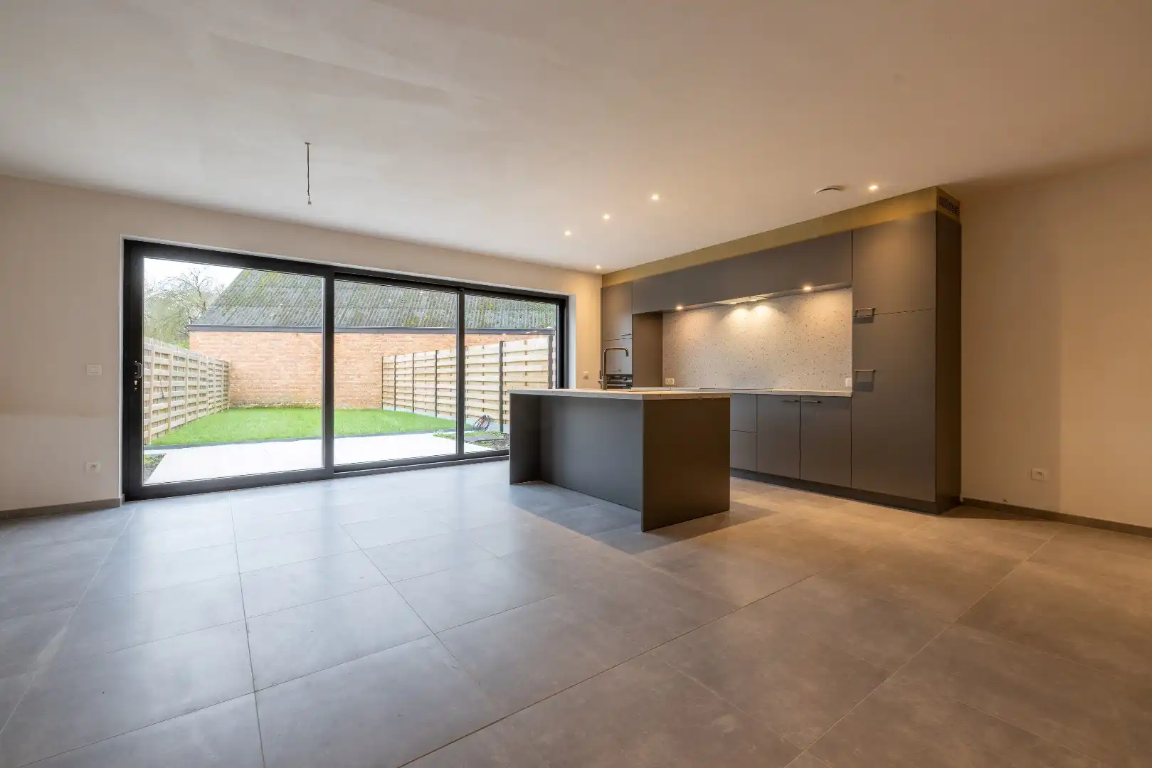 Recente woning met 3 slk, garage, terras tuin en zonnepanelen  foto 2