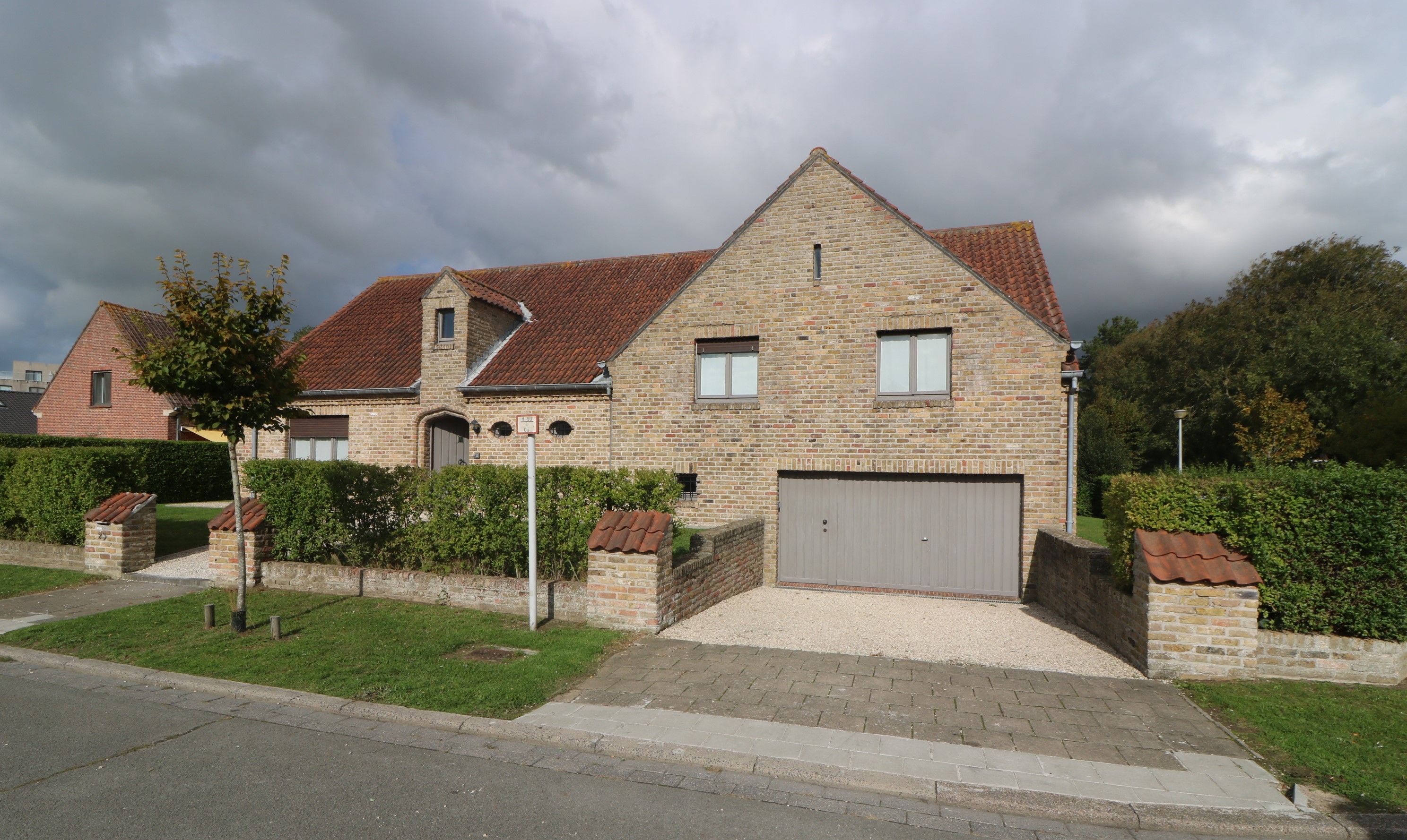 Instapklare zeer ruime villa met 6 volwaardige slaapkamers, 2 badkamers, 3 toiletten, grote garage en zonnige tuin.  foto {{pictureIndex}}