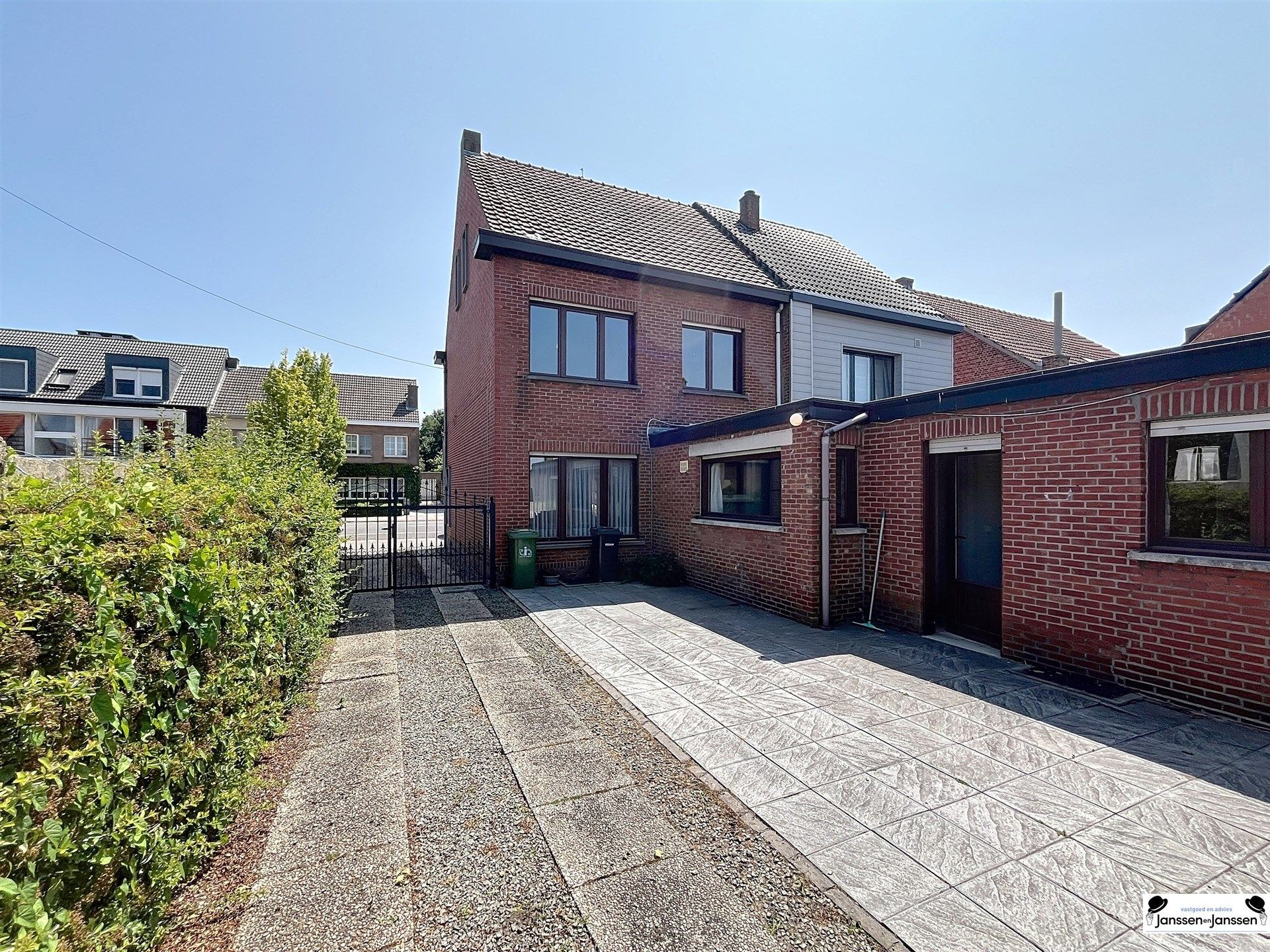 Te renoveren halfopen gezinswoning met potentieel in Gooreind (Wuustwezel) foto 2