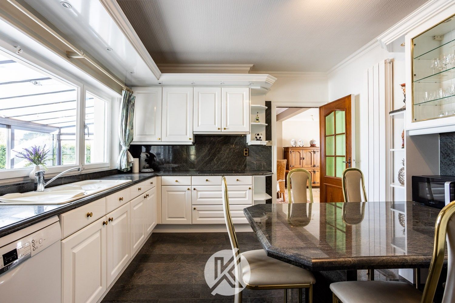 Robuuste, tijdloze villa met veel potentieel foto {{pictureIndex}}