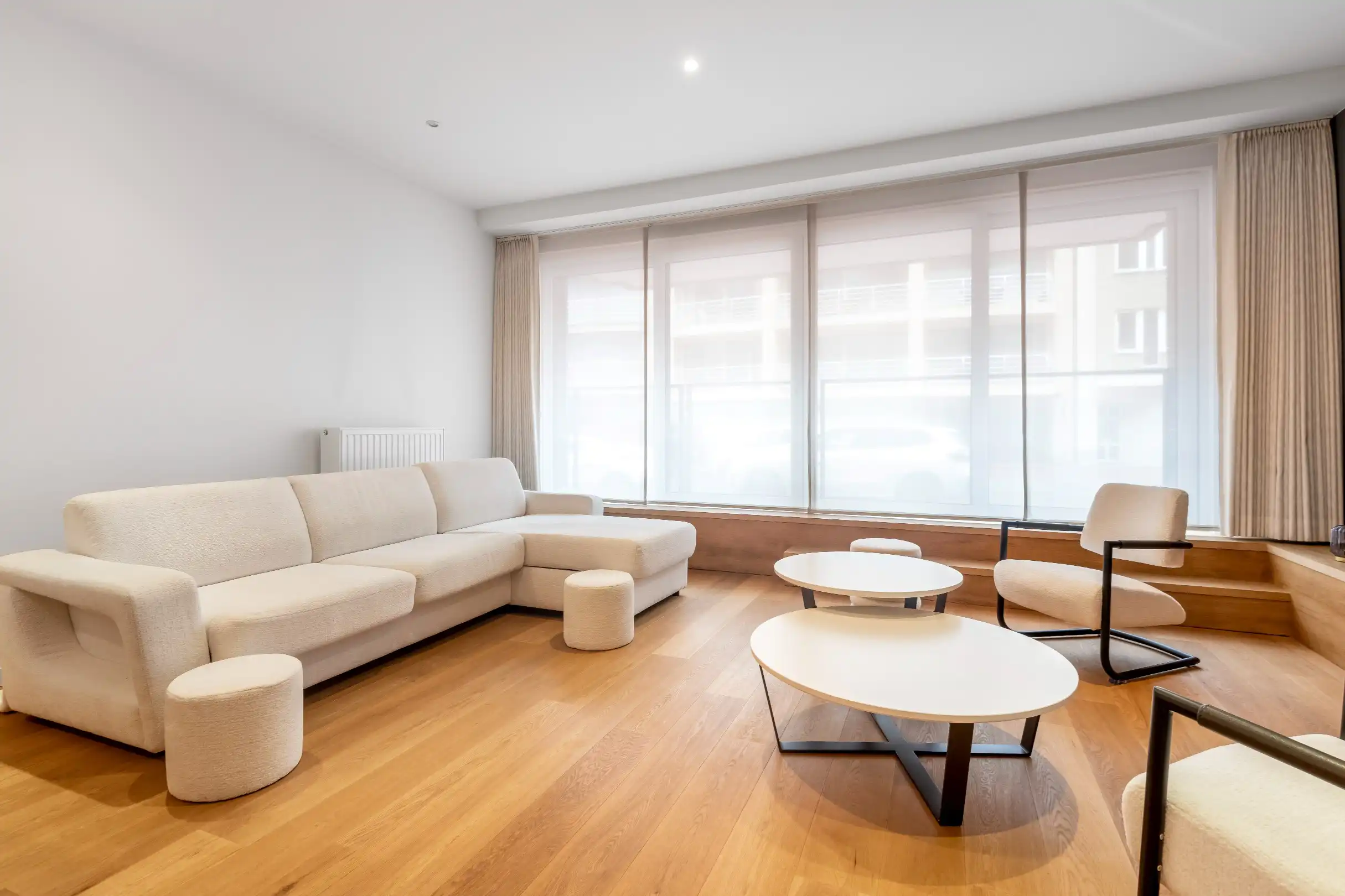 Recent appartement met hoge plafonds gelegen in het centrum van Knokke.  foto 4