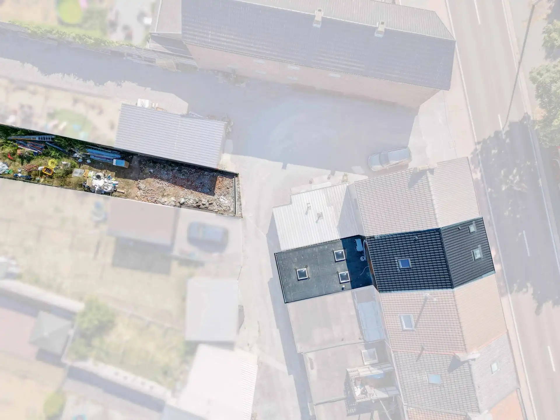 Ruime, volledig gerenoveerde woning aan de stadsrand foto 3