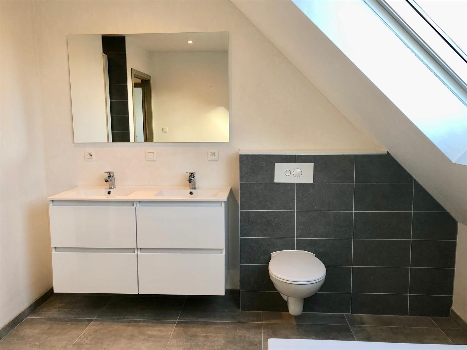 Prachtige nieuwbouwwoning met oprit, garage en tuin foto 11