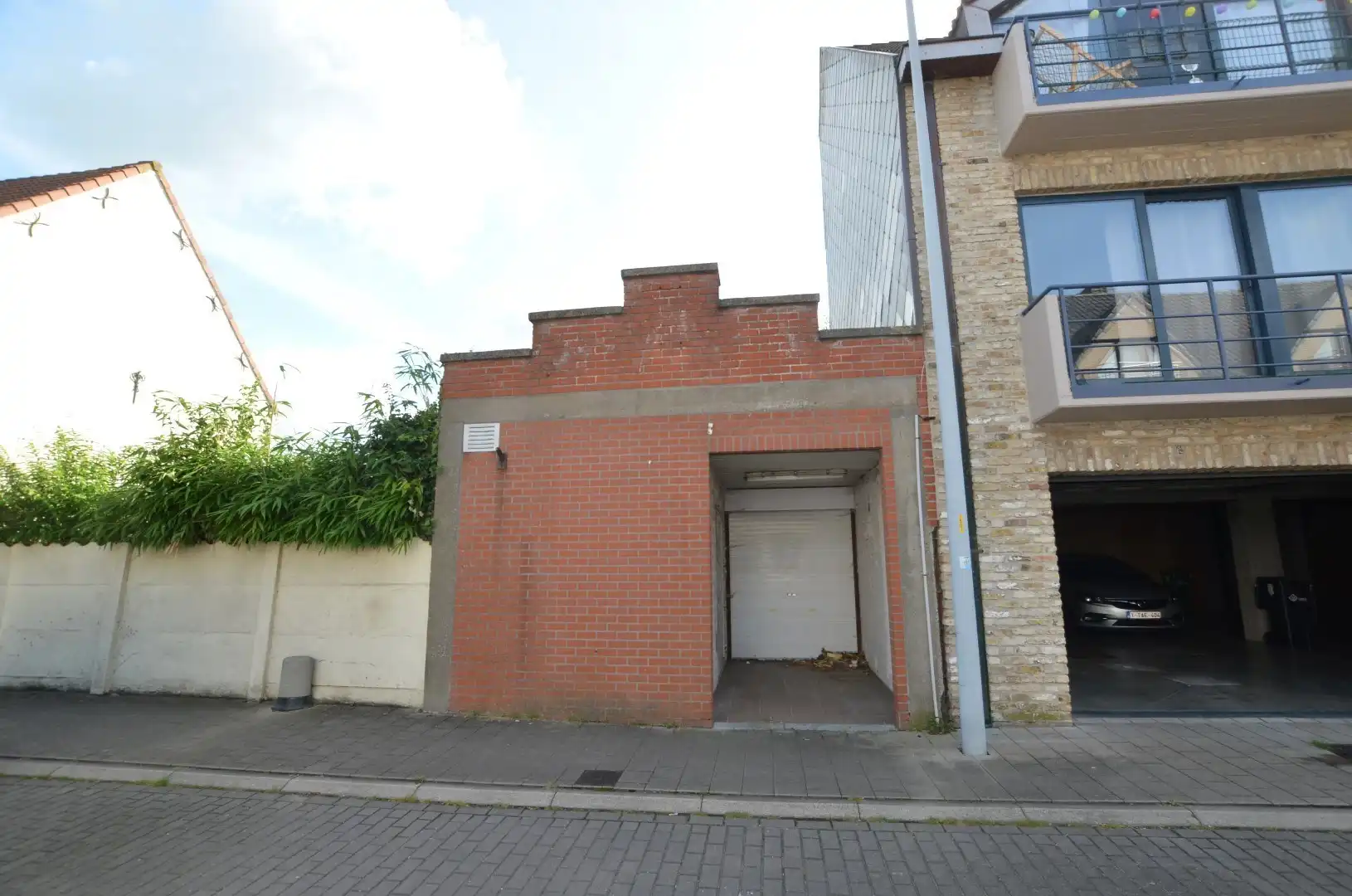 Ruim woonhuis met pakhuis/loods foto 18