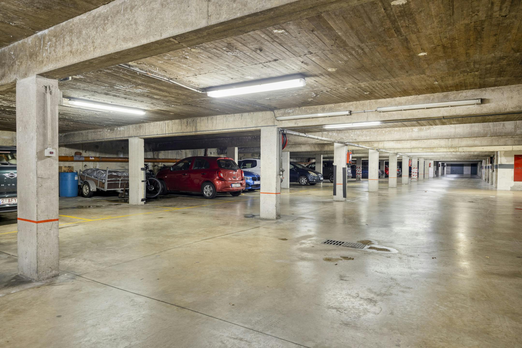 Instapklaar 2-slaapkamerappartement te koop in Berchem foto 17