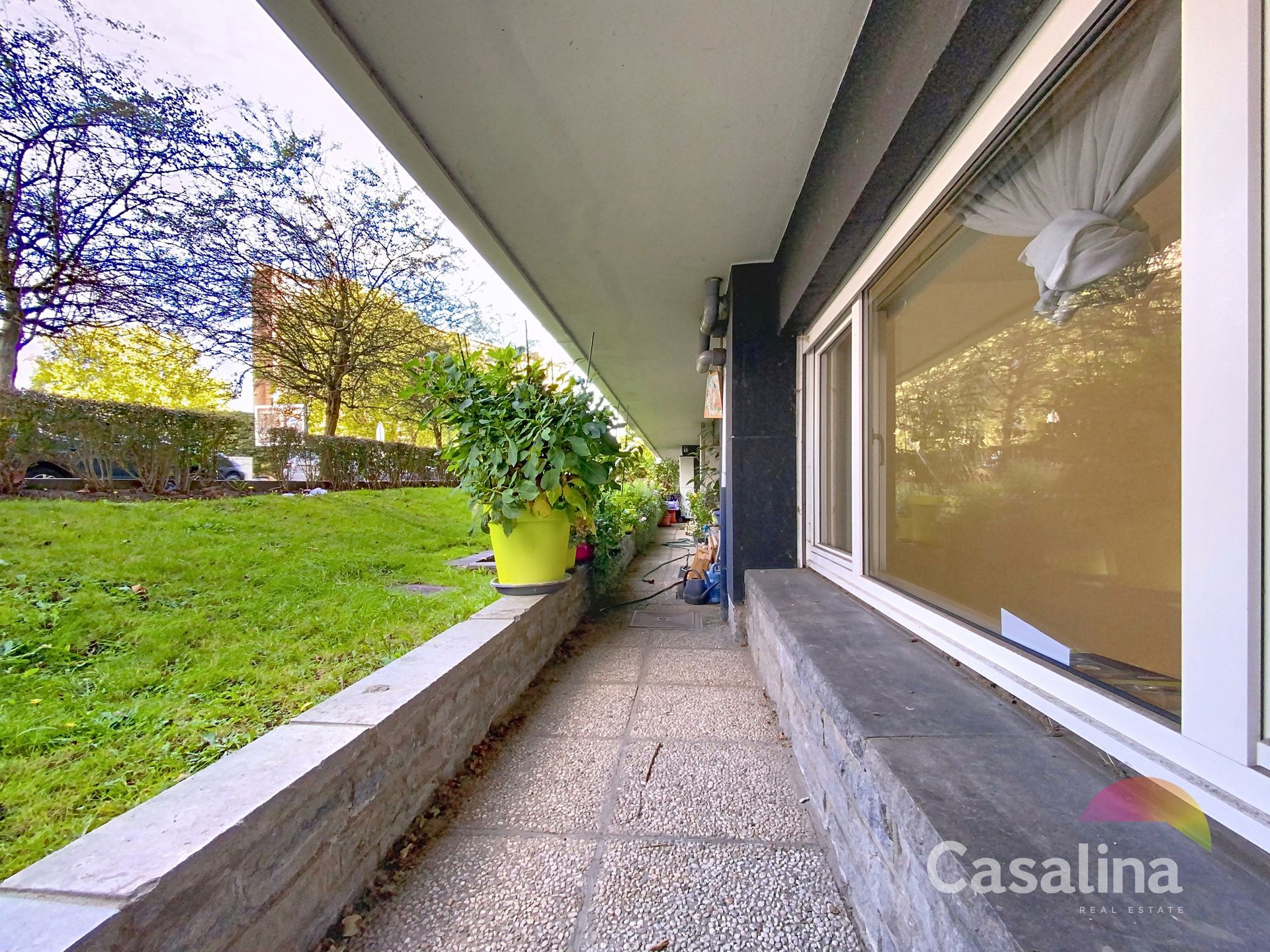 Een gelijkvloerse kantoor, te renoveren van ± 34 m² foto {{pictureIndex}}