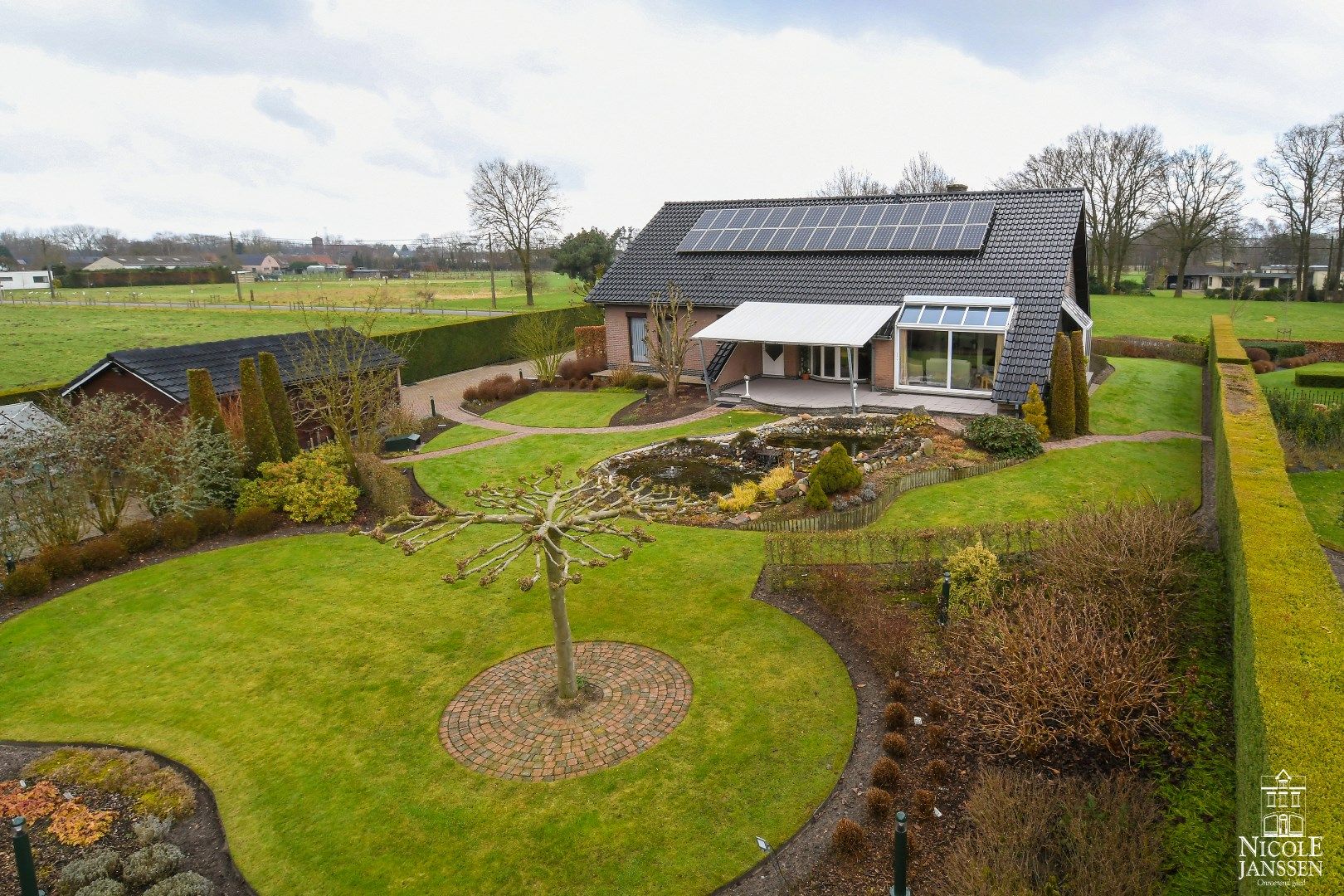 Vrijstaande gelijkvloerse gezinswoning met 4 slaapkamers en prachtige tuin foto 3