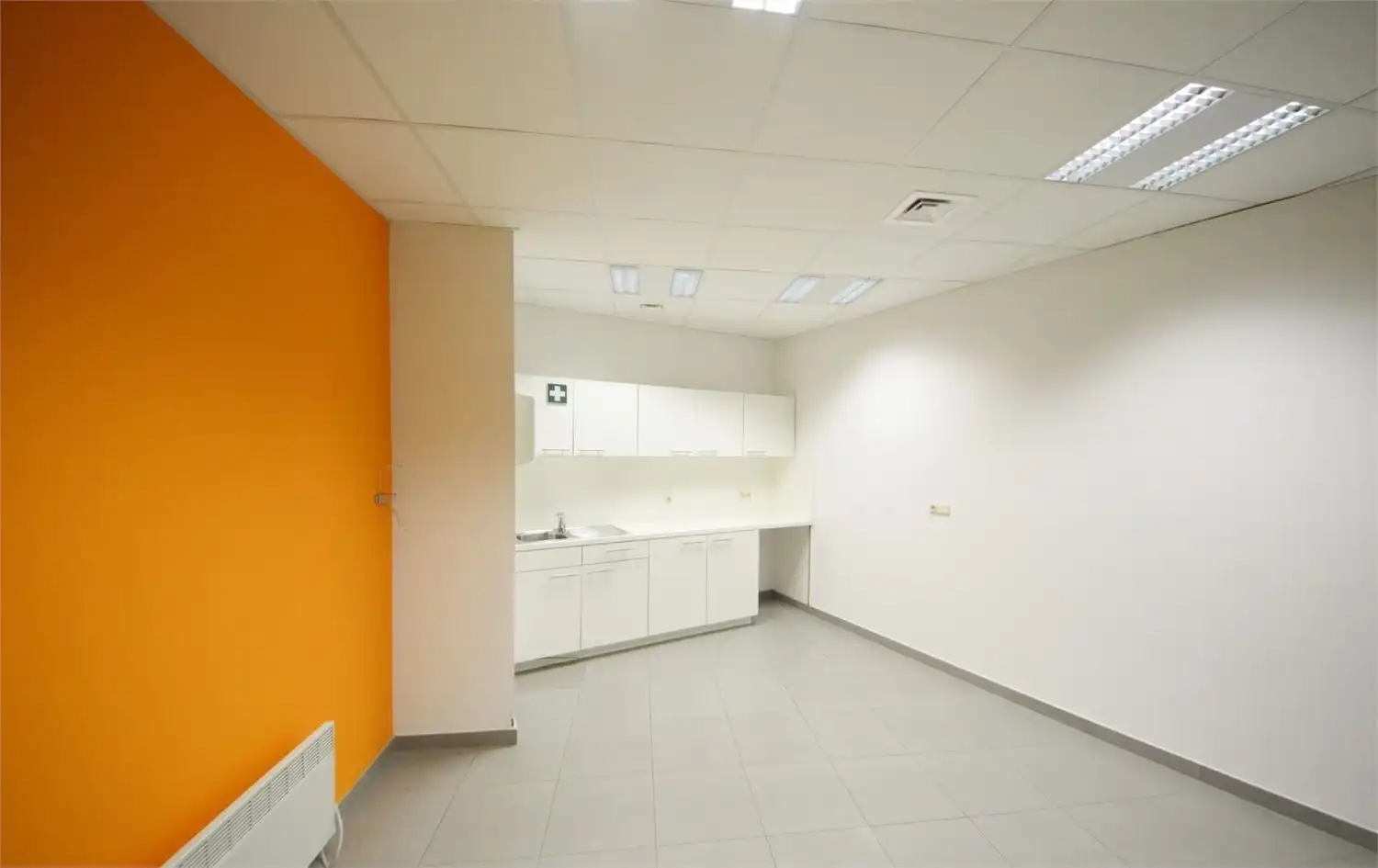 MODERN COMMERCIEEL PAND INCL. 6 PARKINGS foto 12