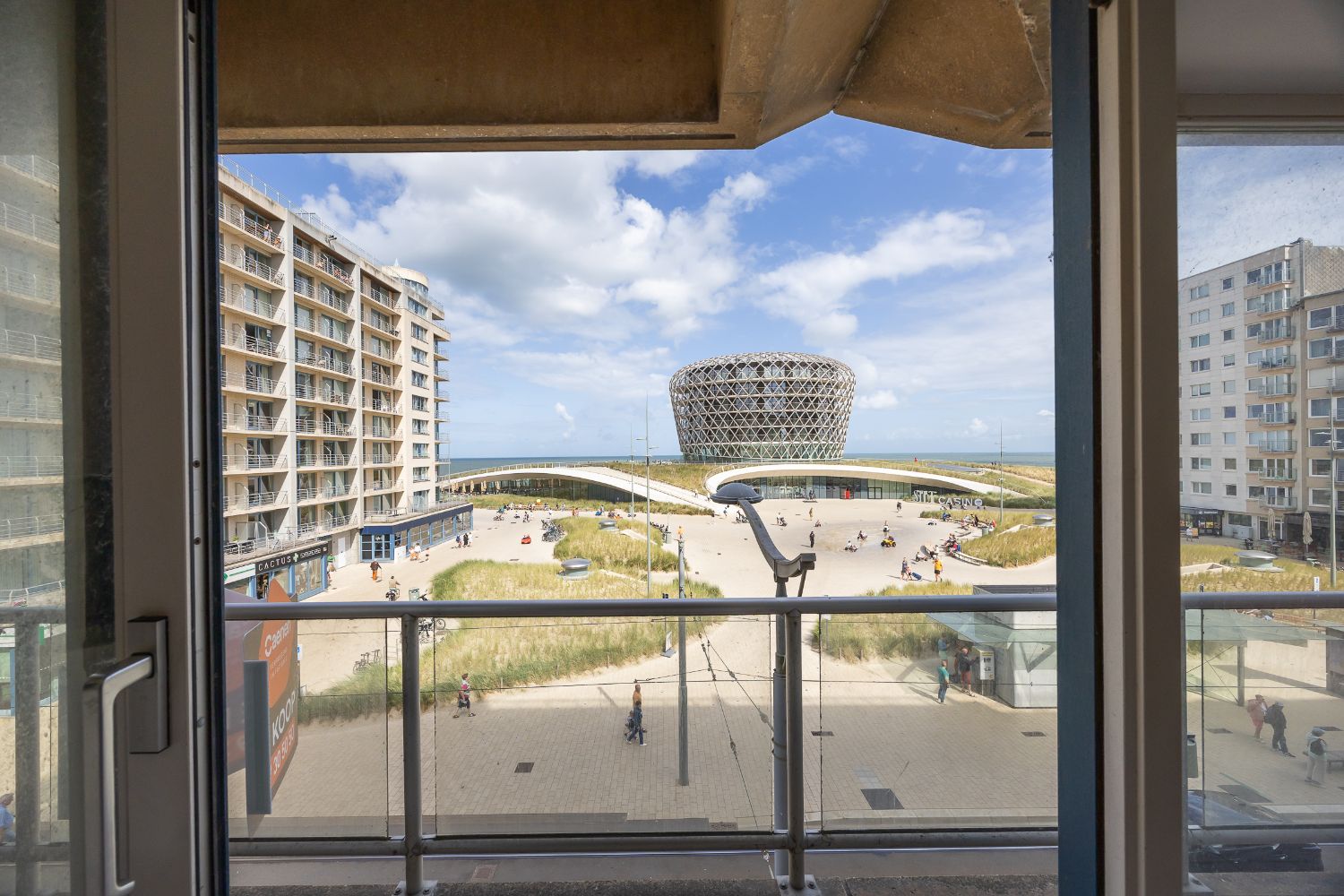 Uniek appartement met frontaal zicht op het casinoplein (met zeezicht!) foto {{pictureIndex}}