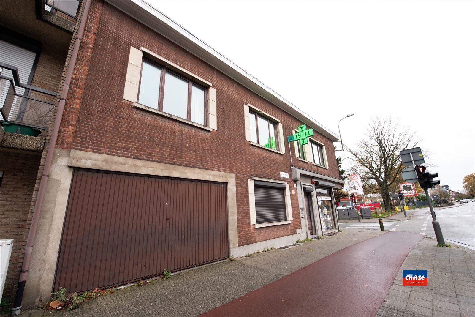 Handelshuis met groot appartement, garage en tuin foto 49