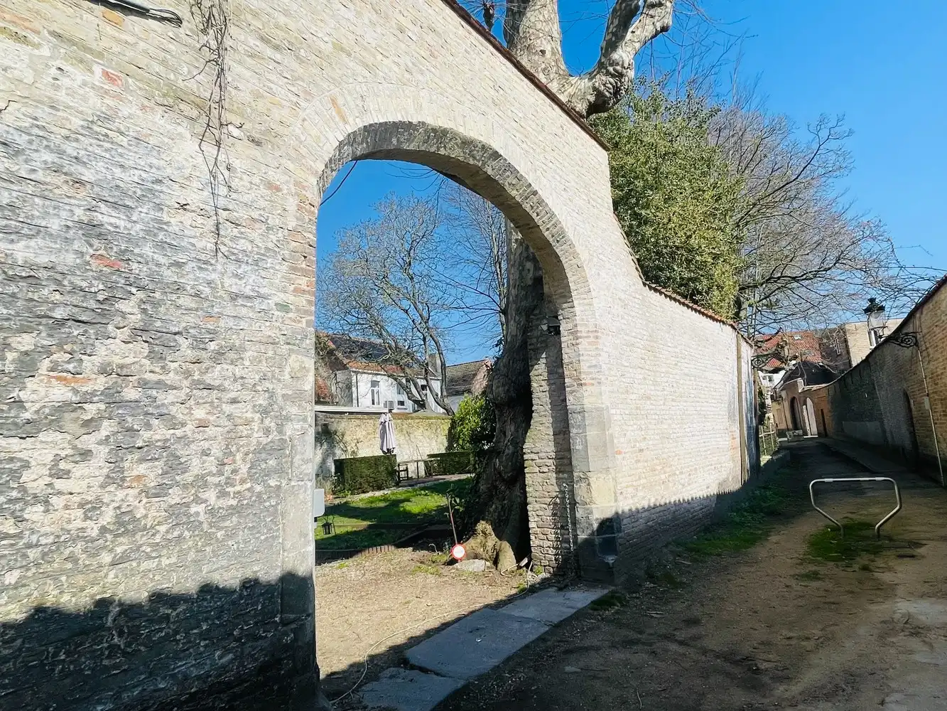 Brugge,aan de SINT-ANNAREI , DUBBEL APPARTEMENT( 250m²)  in een herenhuis  vooraan zicht op de Sint-Annarei, achteraan zicht op een grote gemeenschappelijke tuin,2  livings, 2 keukens, 4 slaapkamers, 2 badkamers. foto 31