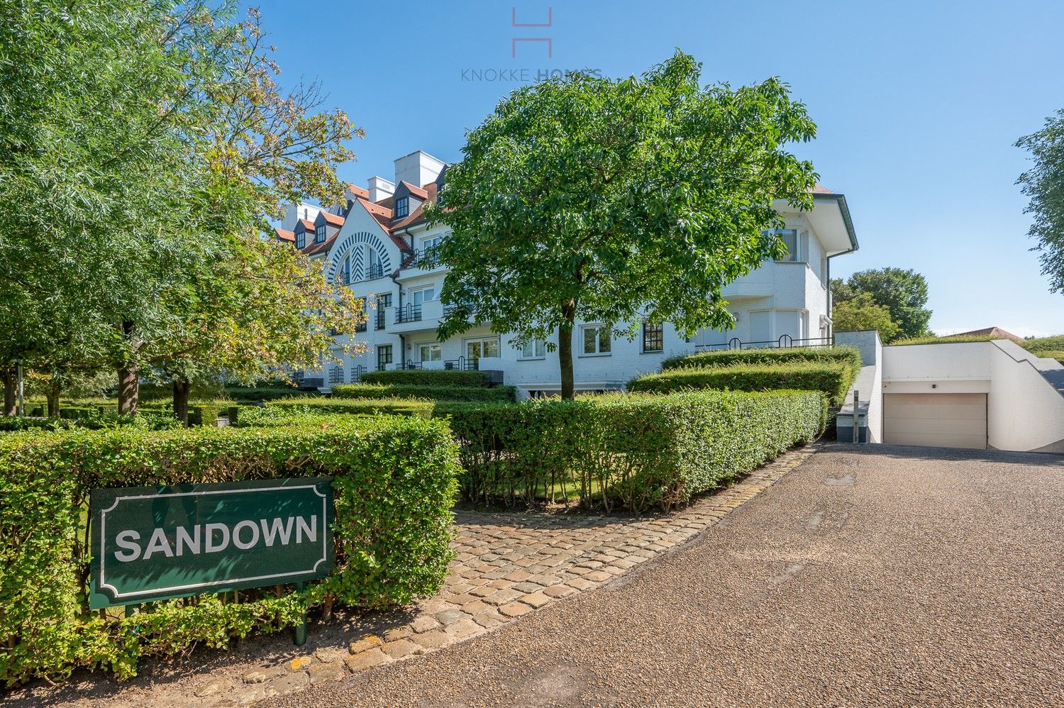 Prachtig hoekappartement met grote terrassen in het prestigieuze domein "Tennis Gardens", Zoute. foto 1