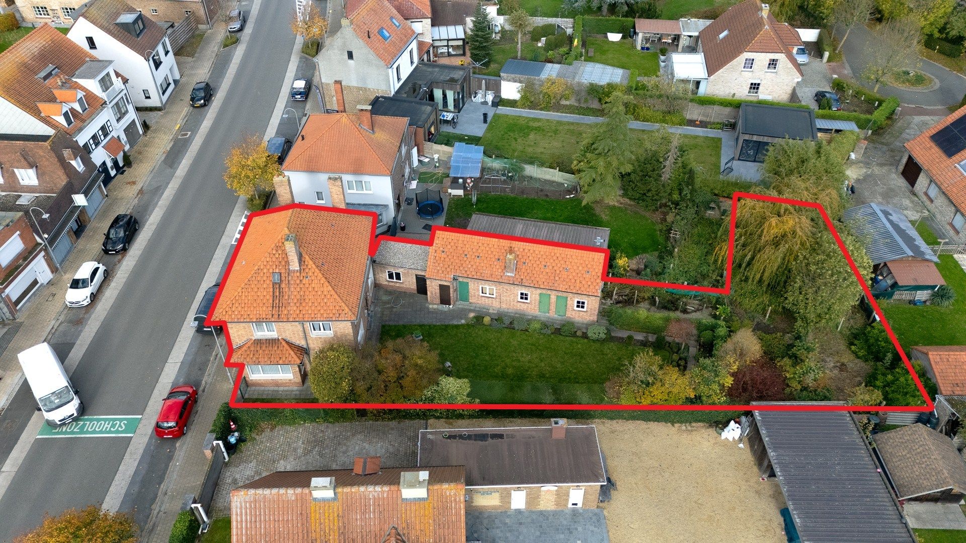 Klassieke villa met bijgebouwen, garage en prachtige tuin foto 29