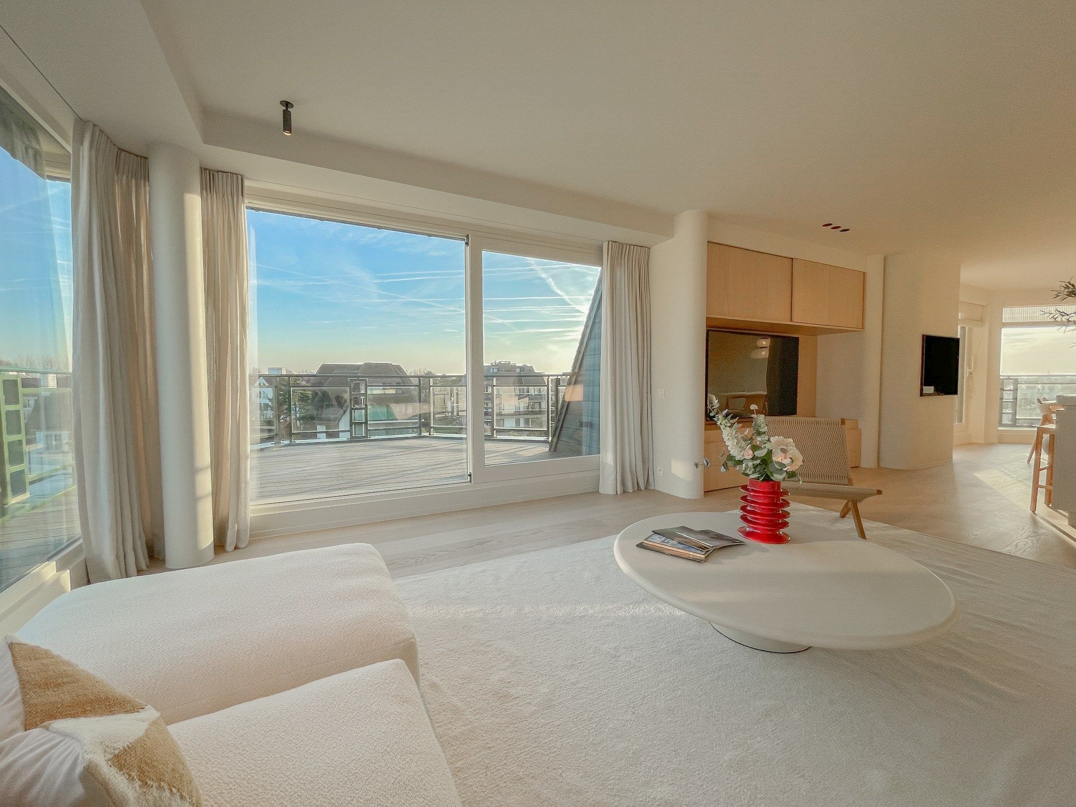 Uniek gelegen hoekappartement met ruime terrassen gelegen op de Wandeldijk in het Zoute. foto 5