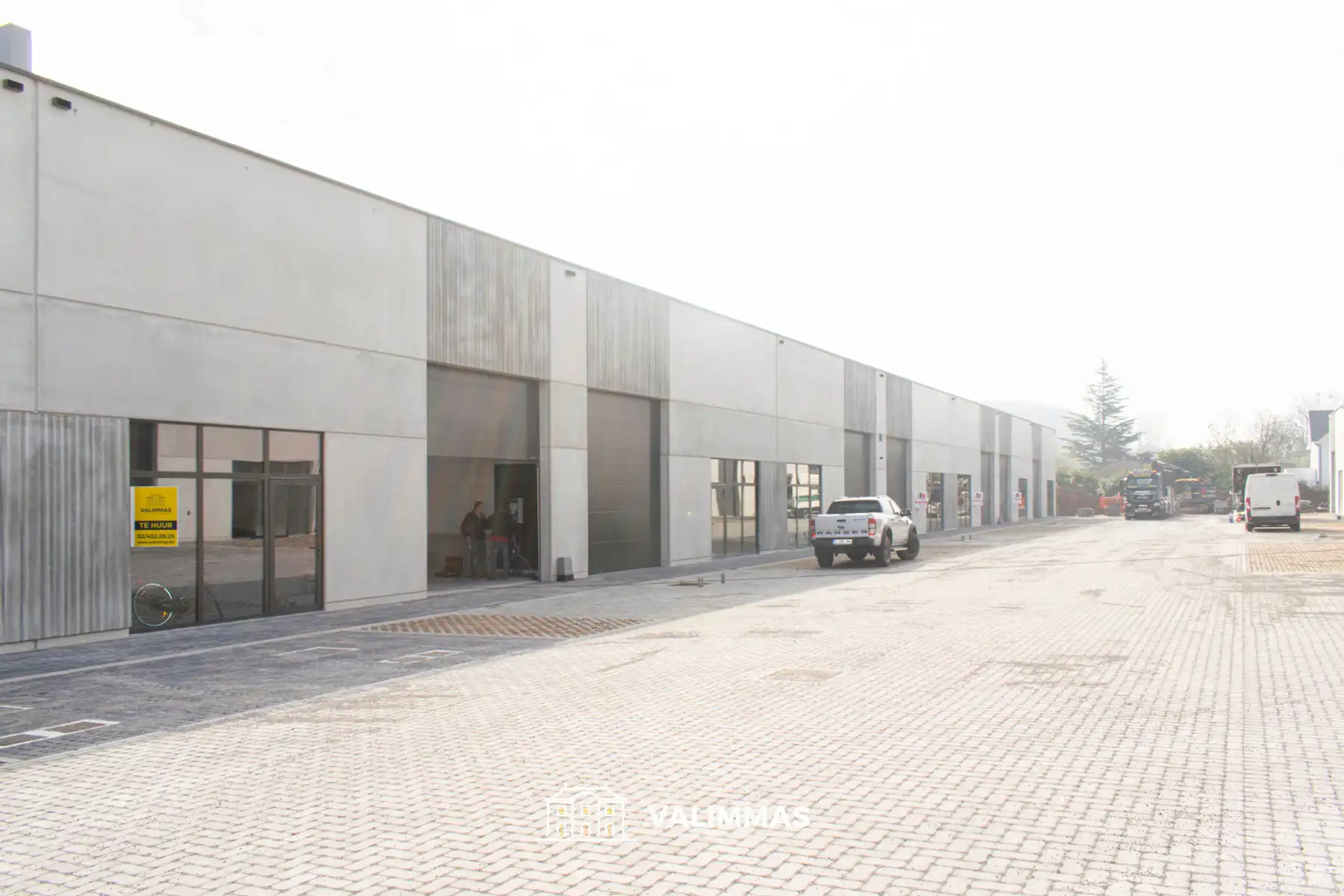 Nieuw bedrijfsgebouw (± 240m²) met sanitair en parking... foto 2