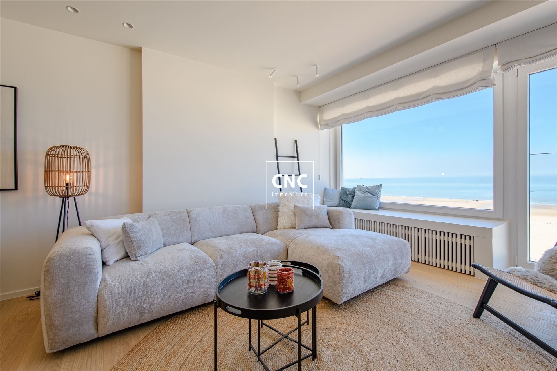 Luxueus en modern gerenoveerd appartement met wijds frontaal zeezicht aan het Albertstrand! Parking mogelijk in nabije omgeving. foto 2