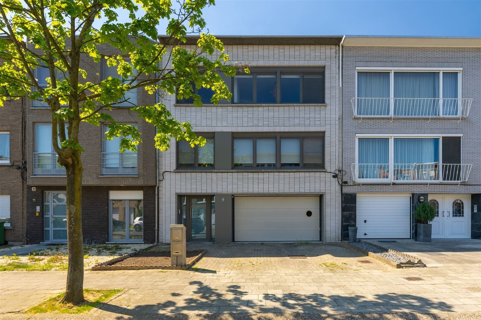 Twee ruime appartementen of één royale gezinswoning op centrale locatie foto {{pictureIndex}}