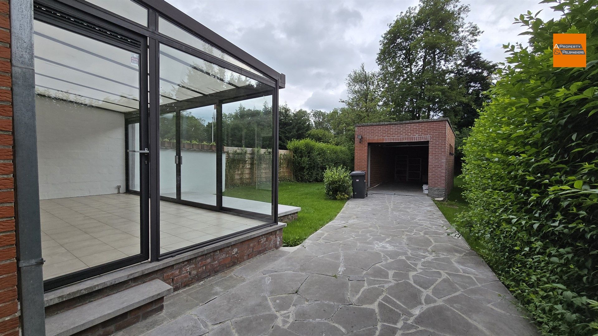 Volledig gerenoveerde woning met 4 slaapkamers en zonnige tuin in rustige wijk foto 28