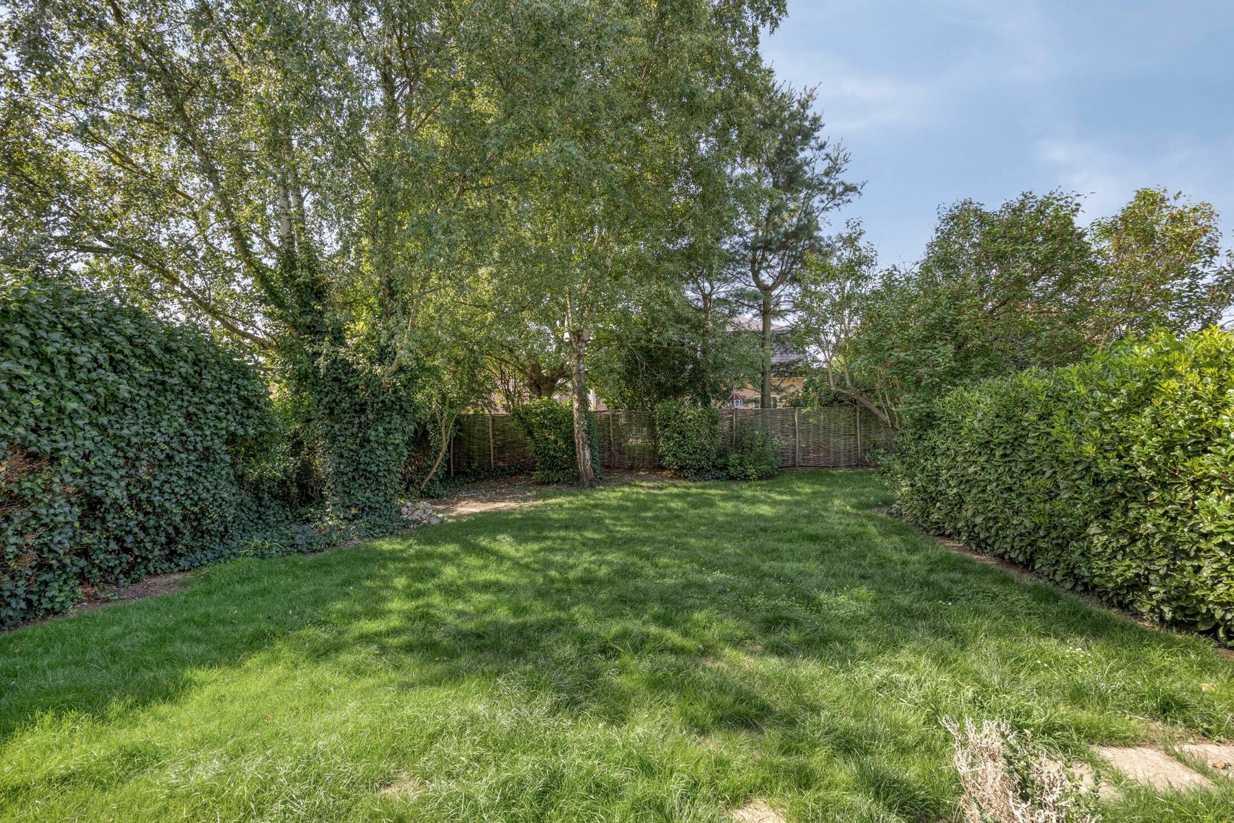 Karaktervolle woning met terras en grote tuin. foto 6