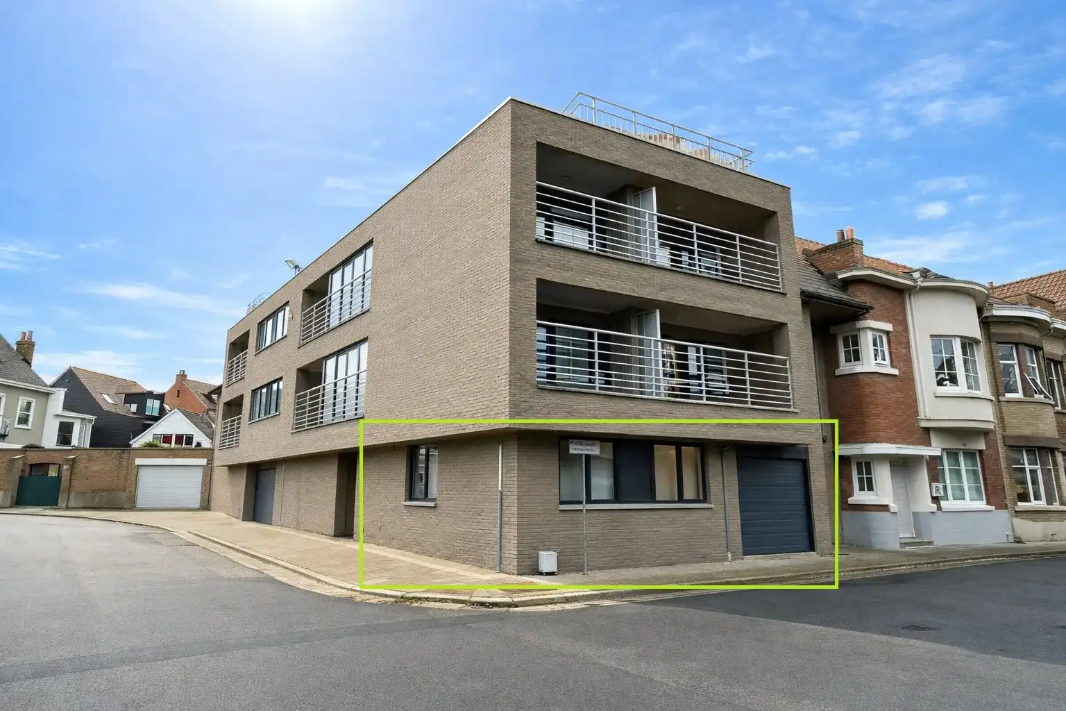 PERFECT ONDERHOUDEN GELIJKVLOERS APPARTEMENT (BJ 2009) MET GARAGE!!! foto {{pictureIndex}}