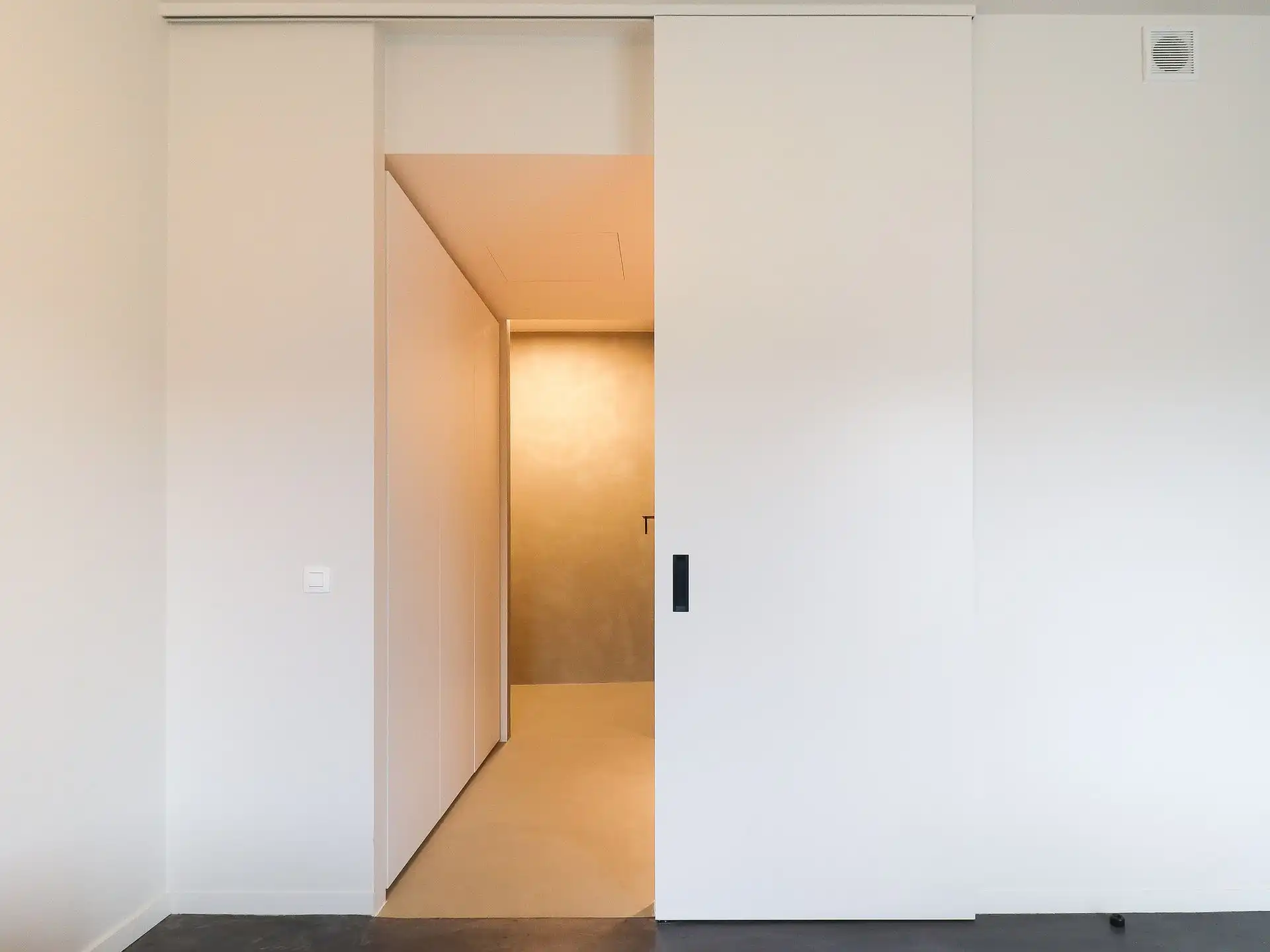 Gemeubelde studio in modern project 'The Doorn House' foto 6