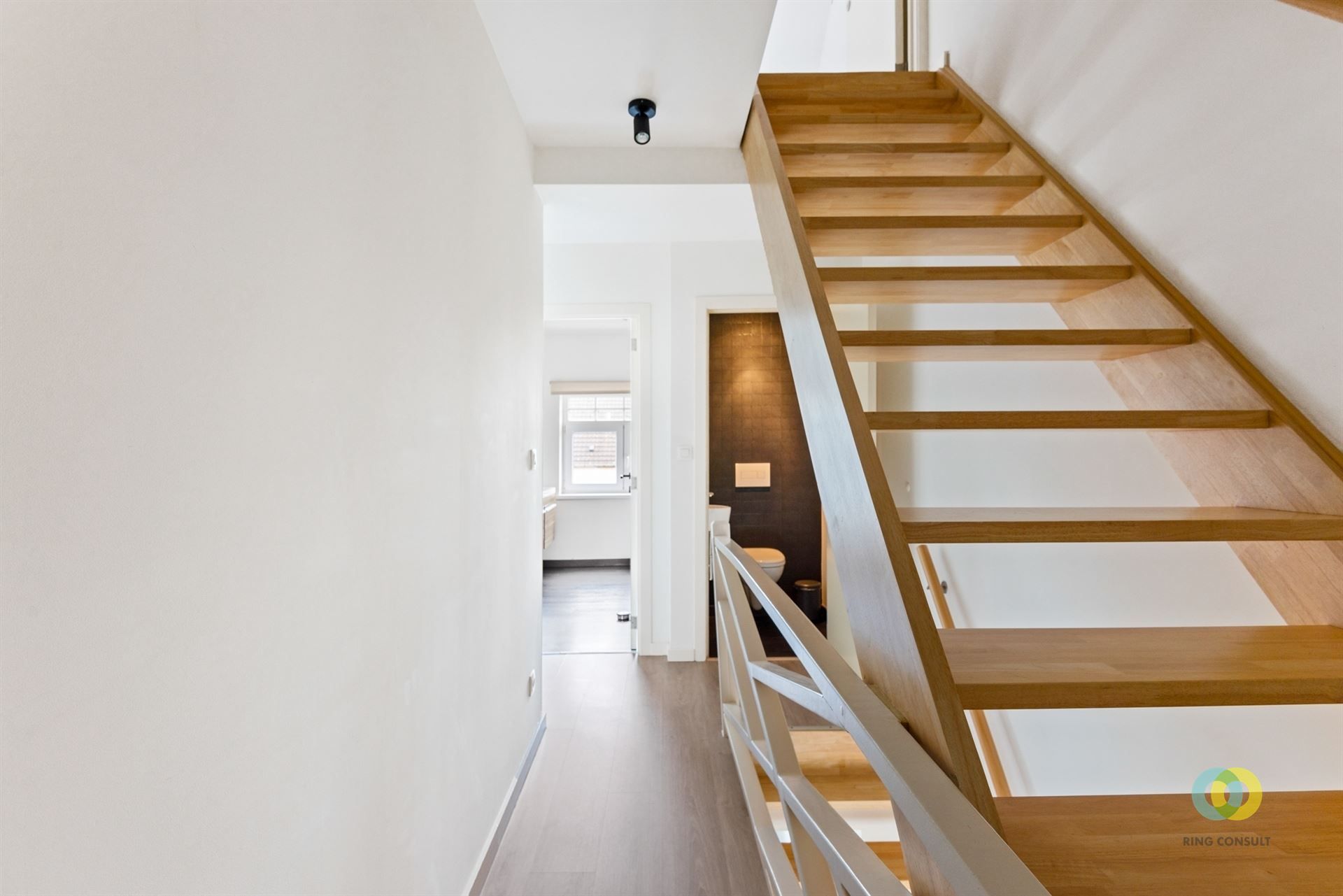 Recent gerenoveerde 3-gevel met open zicht foto 12