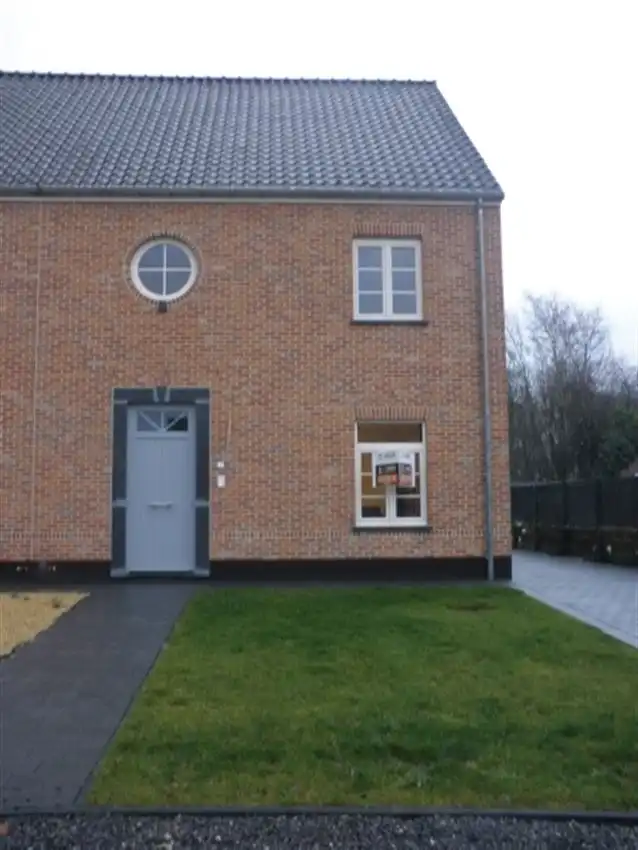Recente woning, drie slpk, ruime zolder op rustige locatie foto 2