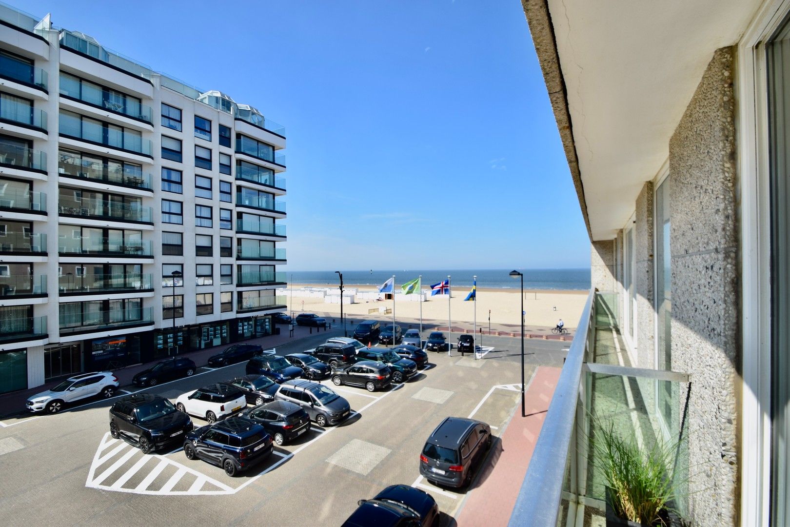 Gerenoveerd appartement genietend van lateraal zeezicht gelegen hartje Het Zoute foto {{pictureIndex}}