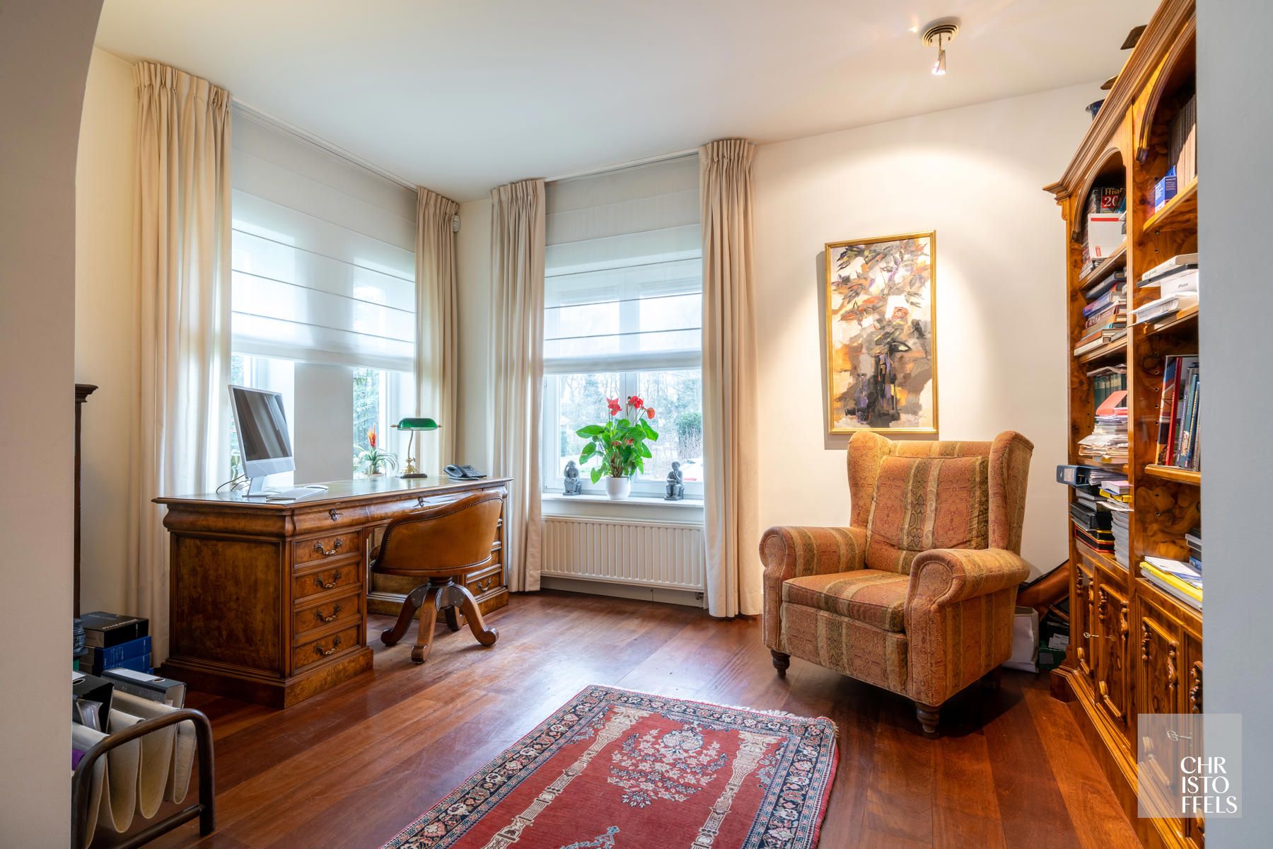 Villa met binnenzwembad gelegen in een geliefde villawijk op een perceel van 1.827m² foto 6