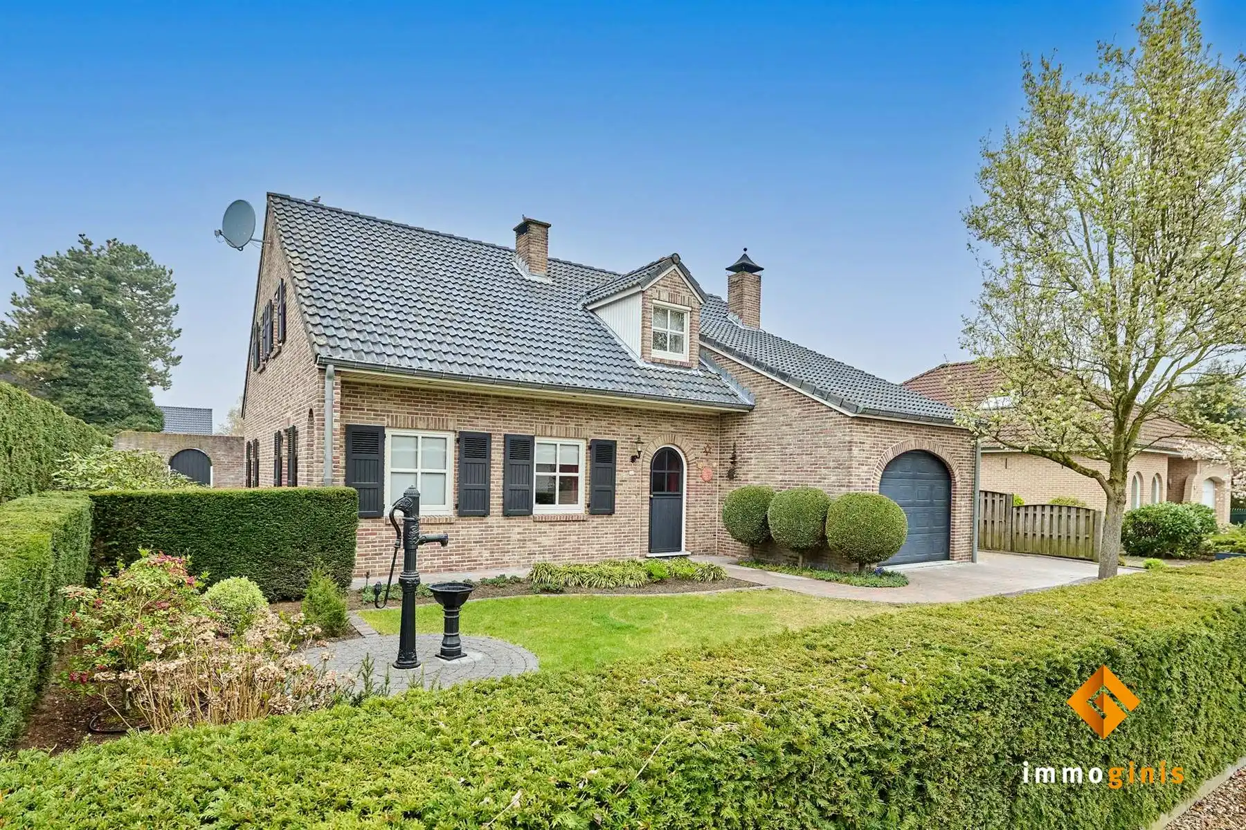 Hoofdfoto van de publicatie: Verrassend ruime woning met 5 slaapkamers en een vrijstaand bijgebouw van 95 m²!