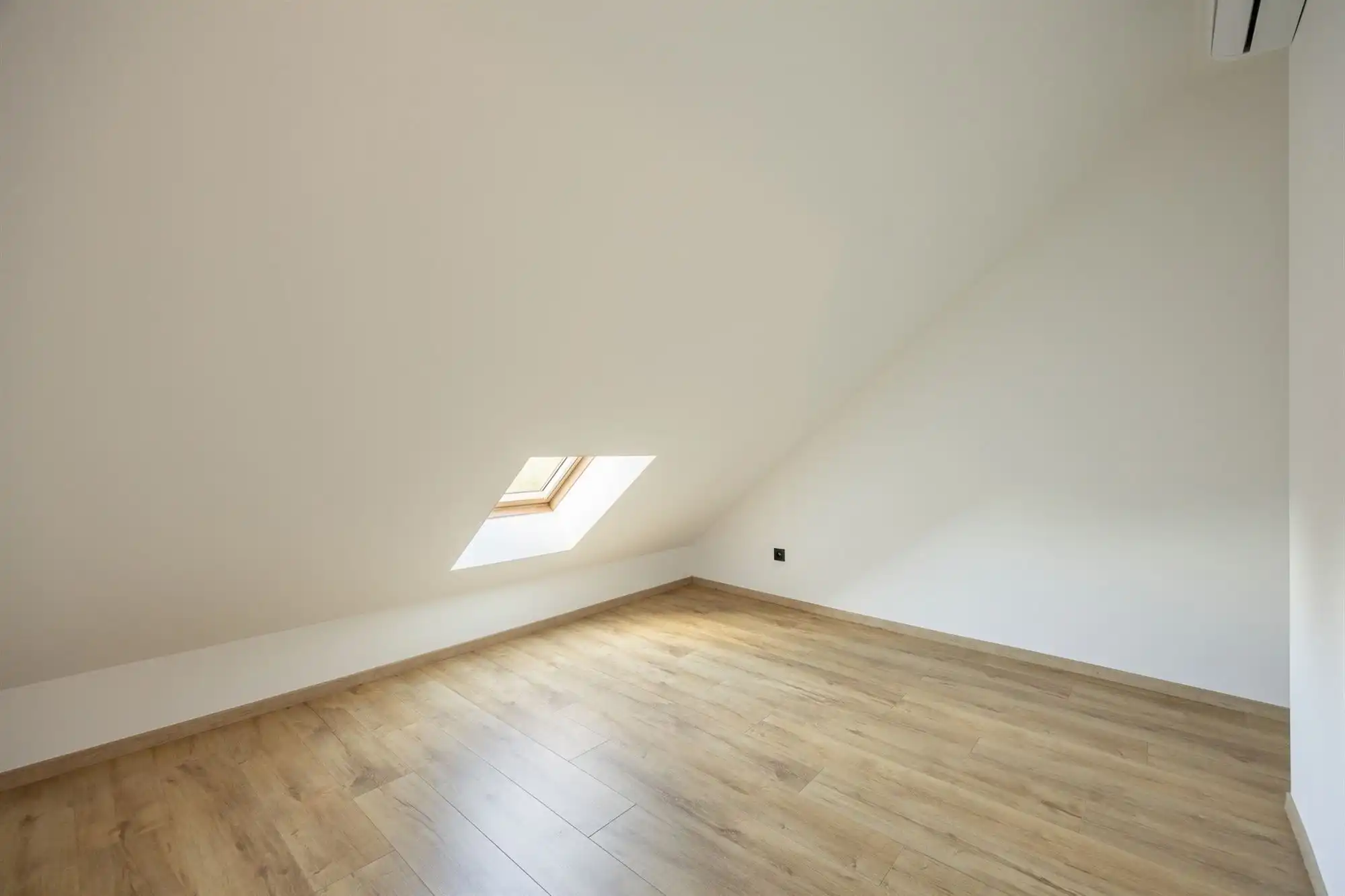 Gerenoveerde woning met drie slaapkamers en tuin foto 22
