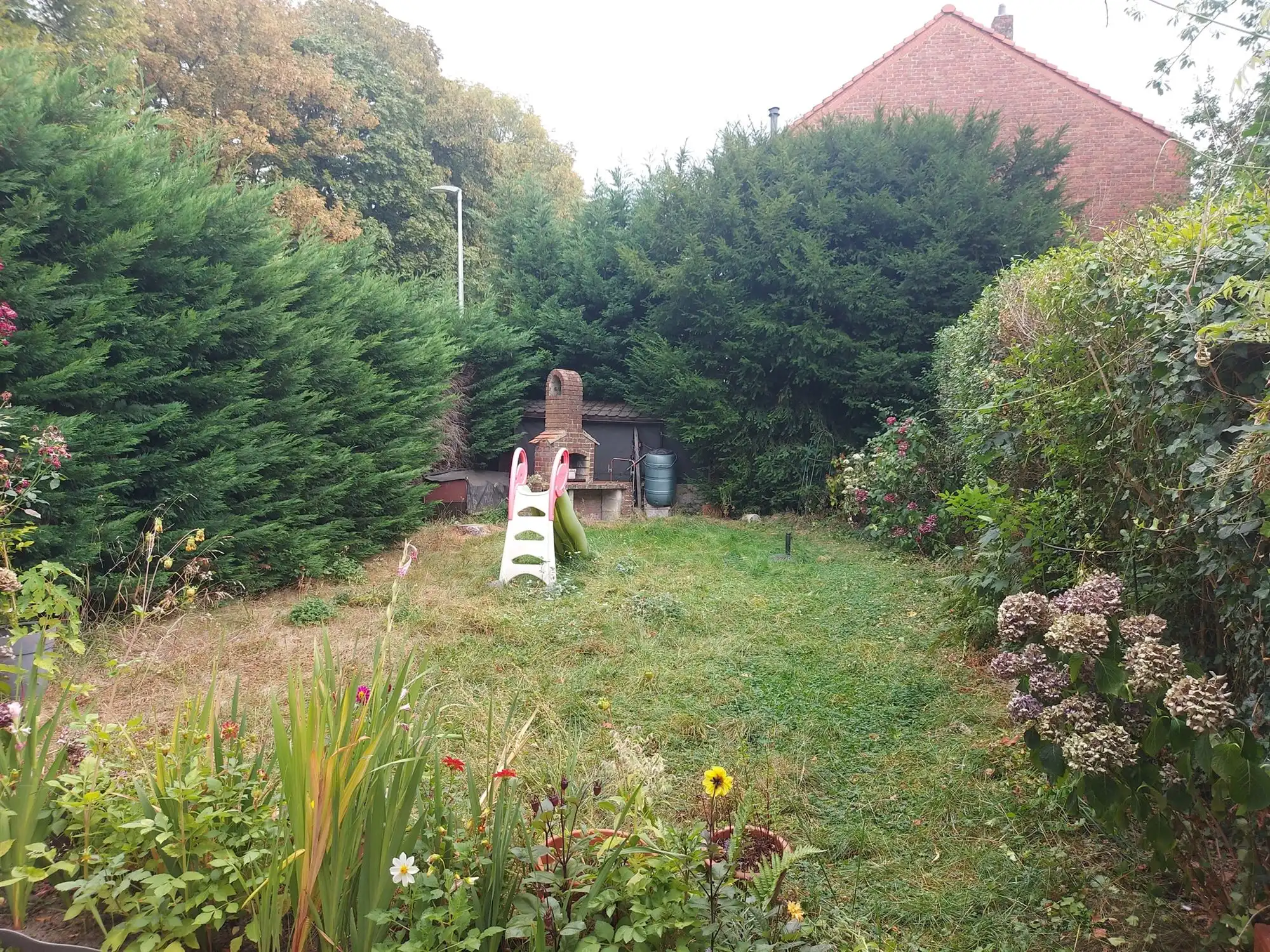 Aangename 3-gevel woning met tuin foto 24