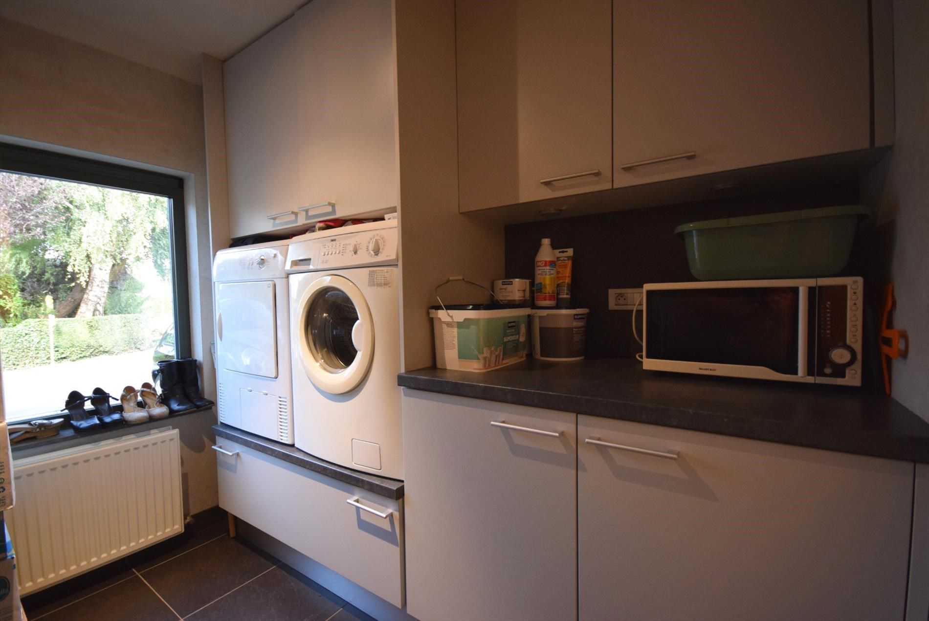 WONING MET ZONNIGE STADSTUIN foto 16