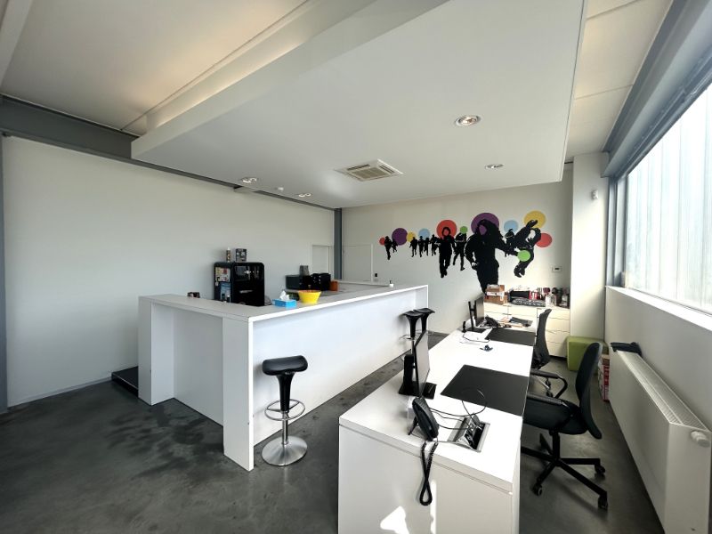 Moderne KMO-unit met 299 m² kantoren en 324 m² magazijn – nabij R4 foto 6