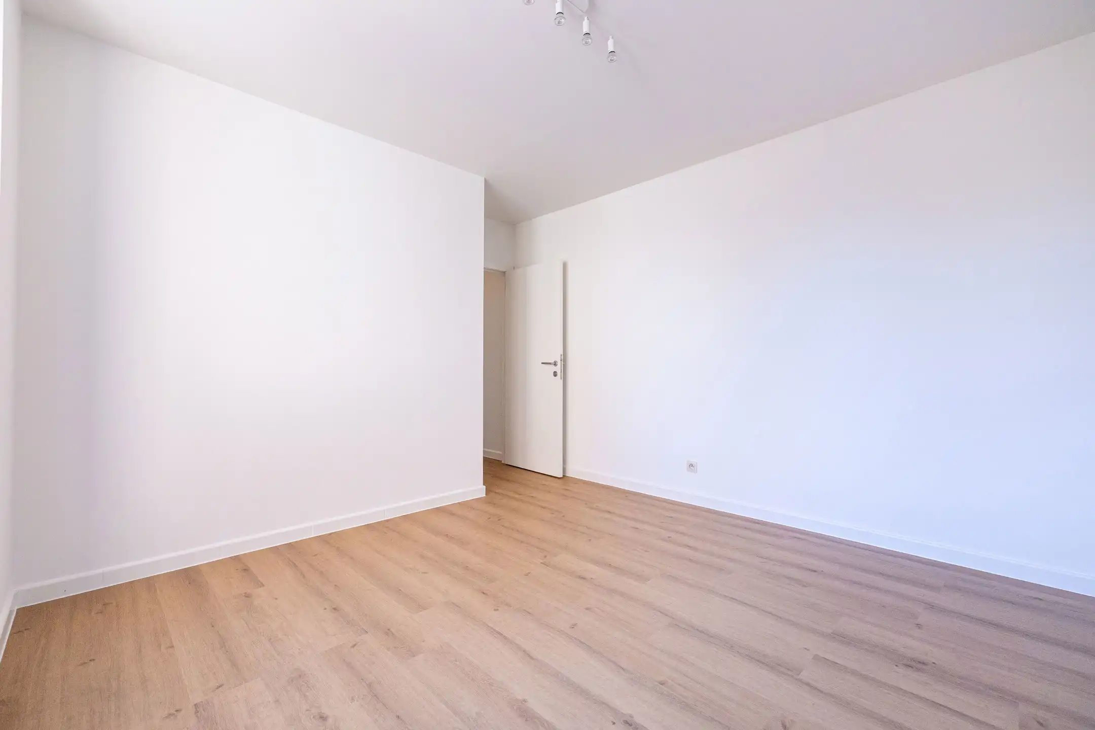 Gerenoveerd appartement met 2 slpkamers van ± 100m² foto 10