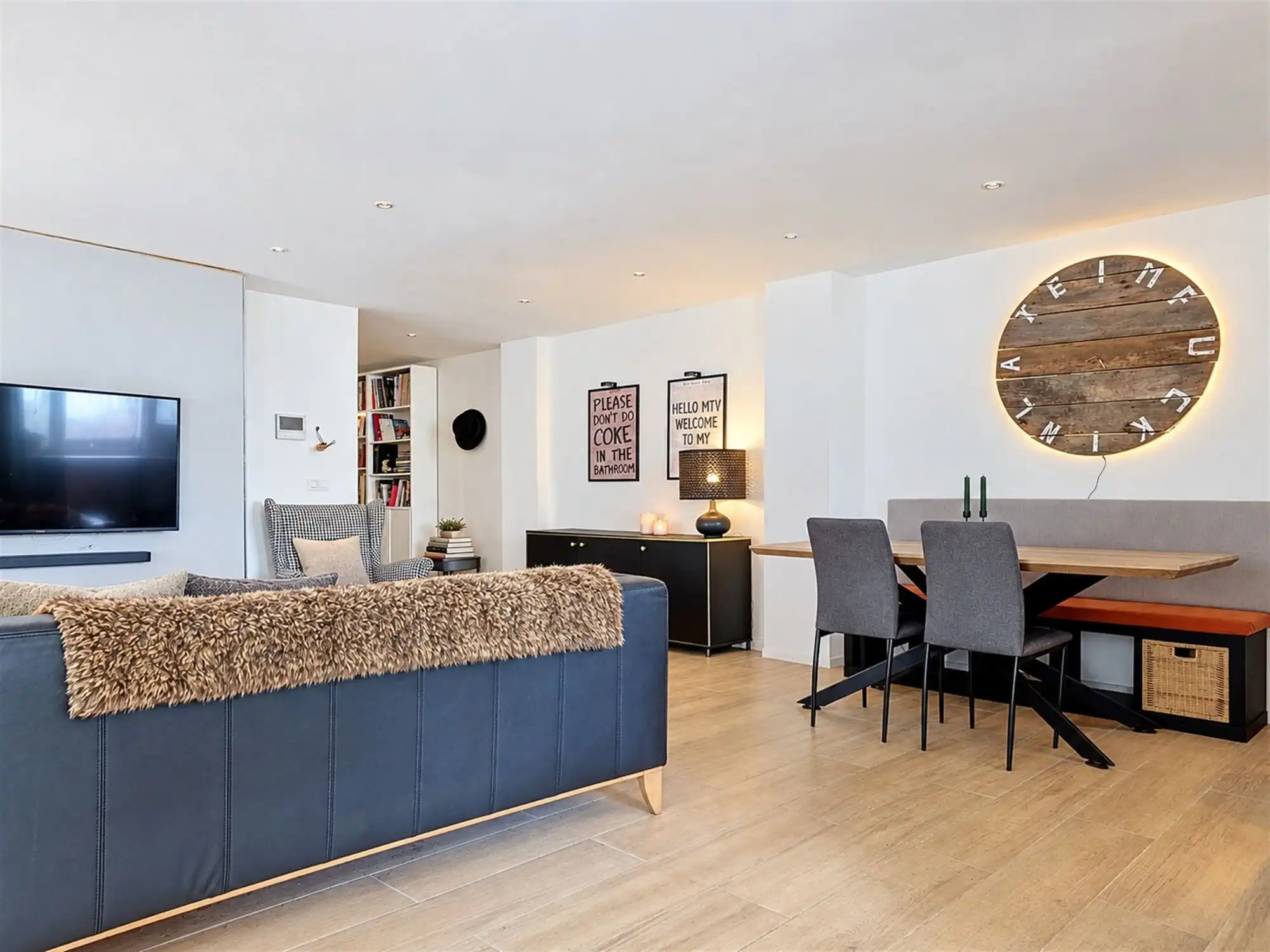 2 slaapkamers en een bureau foto 3